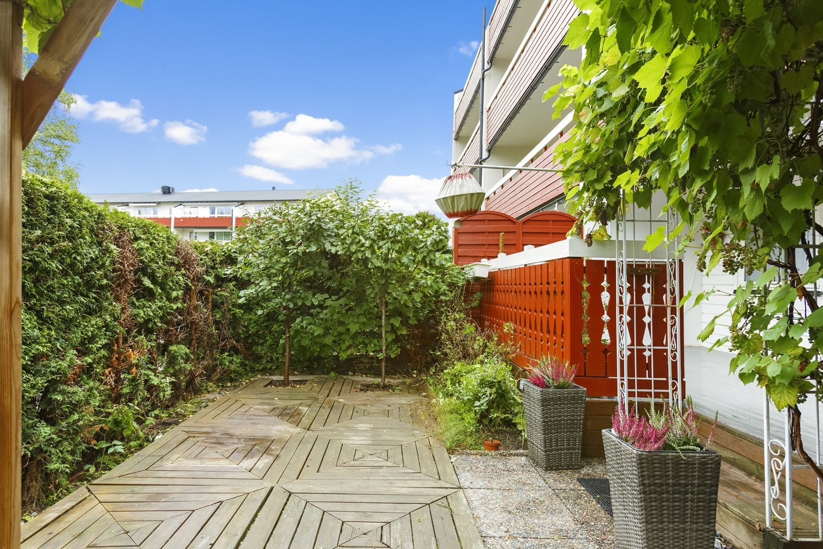 Hagedelen er pent pyntet med trær og andre buskvekster som skaper en god stemning. Galleribilde