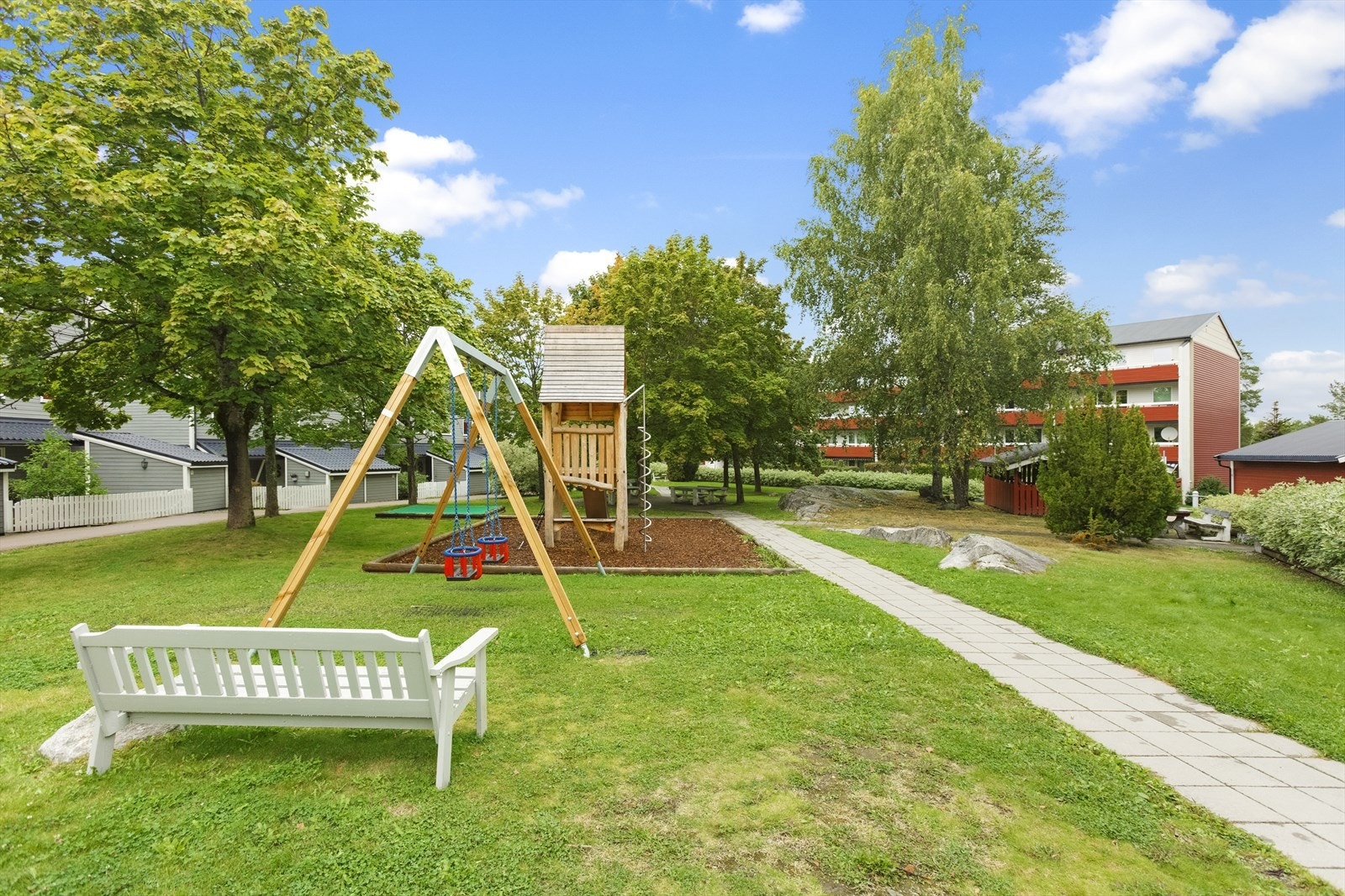 Det er parkering i utkanten av borettslaget, hvilket gir et svært barnevennlig og trygt boligområde. Galleribilde