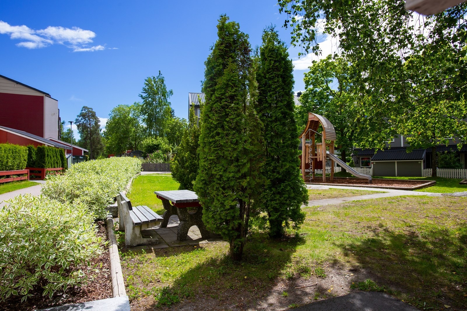 Utenfor boligen er det flotte og grønne uteområder. Galleribilde