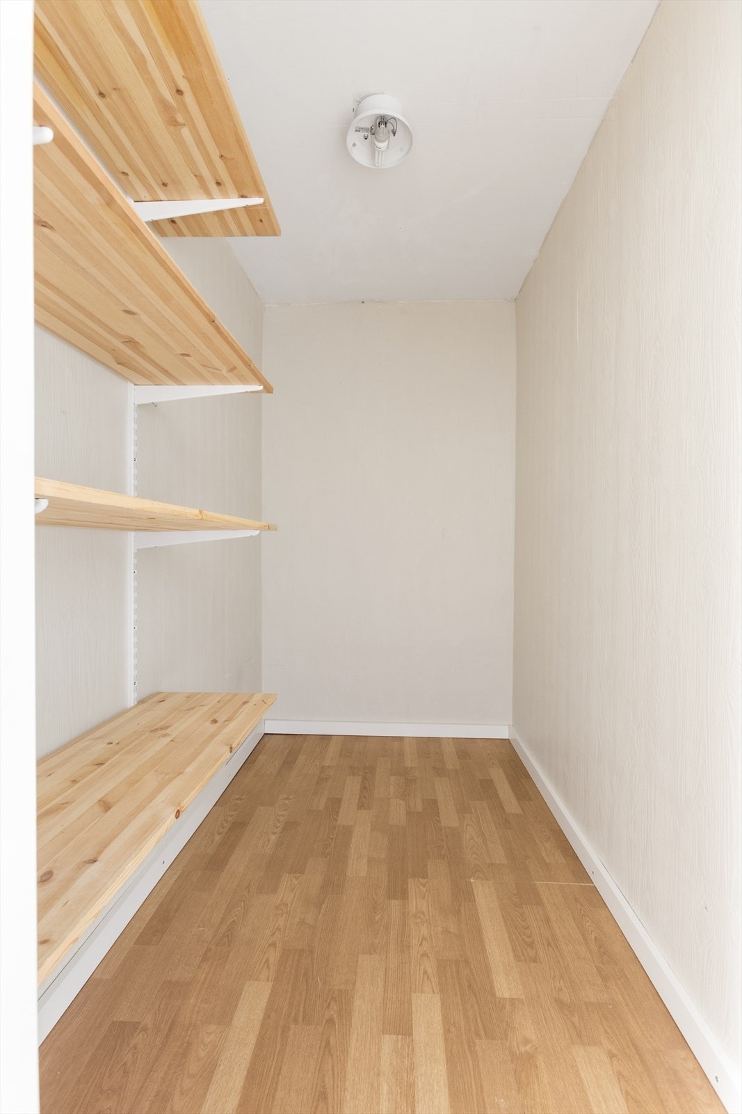 Leiligheten disponerer også en romslig bod med gode oppbevaringsmuligheter. Galleribilde