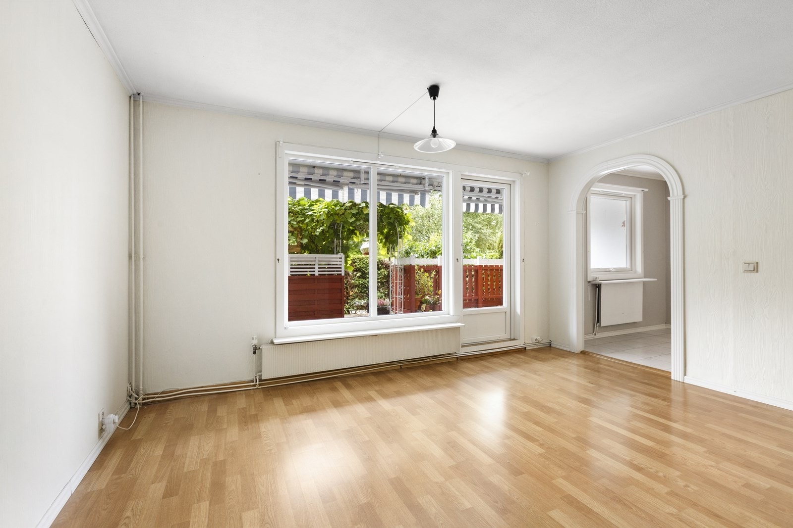 Fra stuen er det tilgang til en vestvendt terrasse. Galleribilde