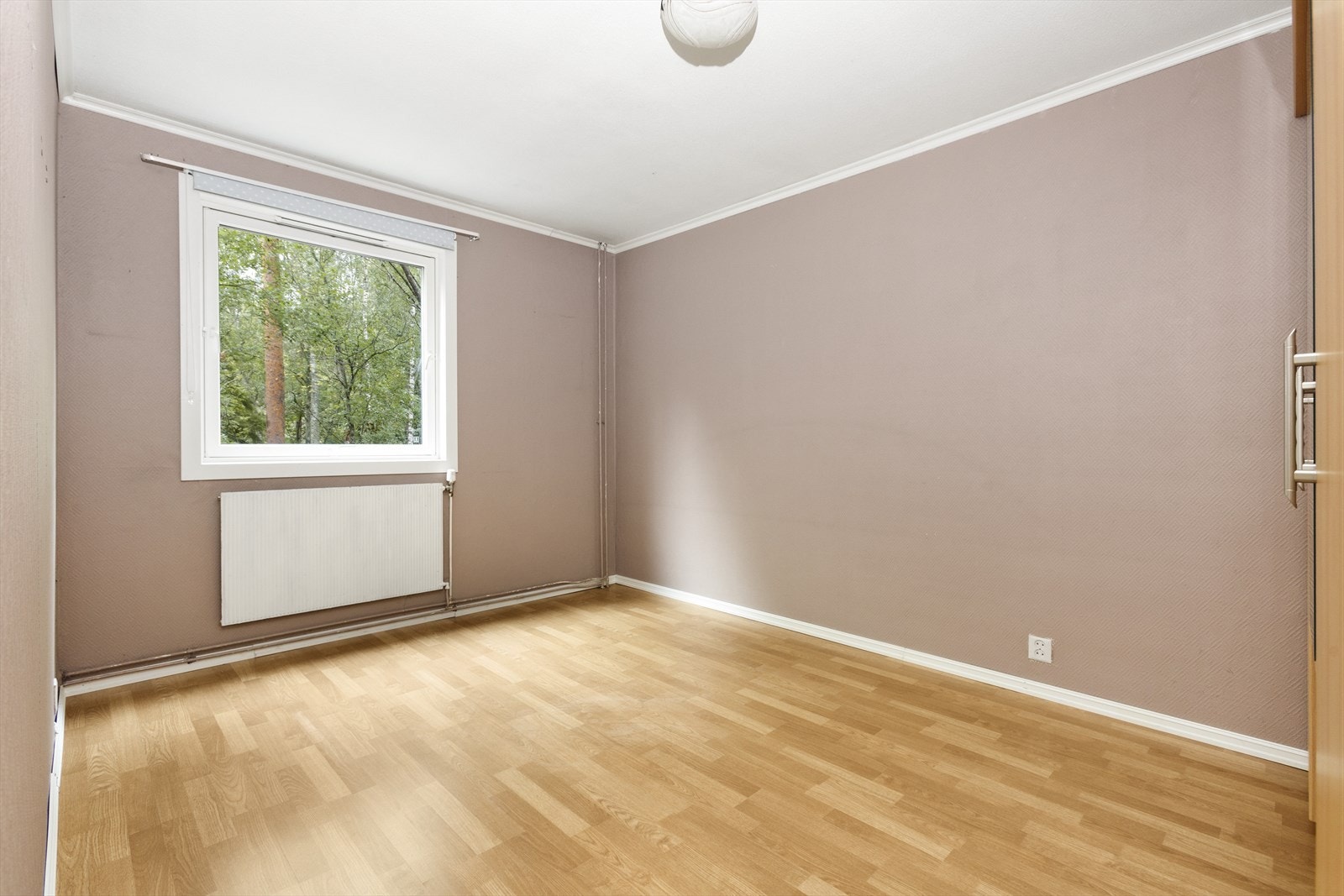 Det andre soverommet er romslig med plass til garderobeløsning og dobbeltseng. Det kan også innredes som barnerom/kontor/hobbyrom. Galleribilde