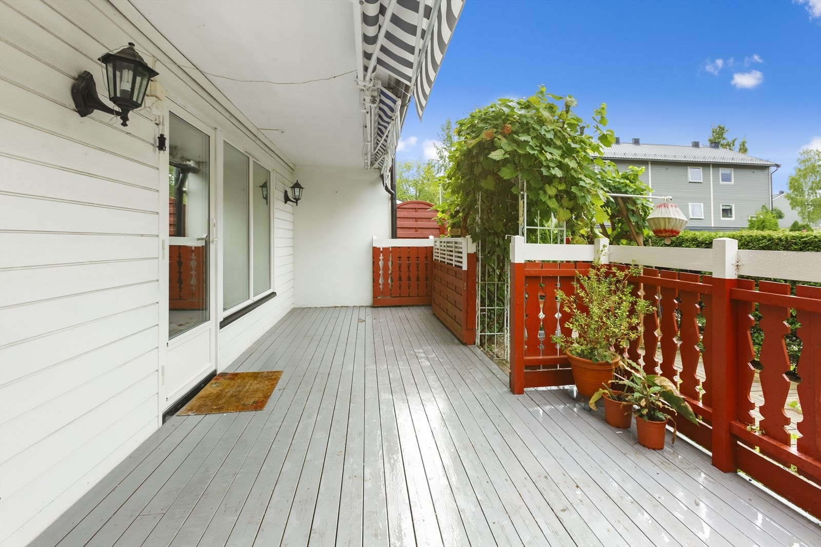 Deler av terrassen skal innplasseres over nyåret. Dette gjør at terrassen kan brukes over større deler av året. Galleribilde