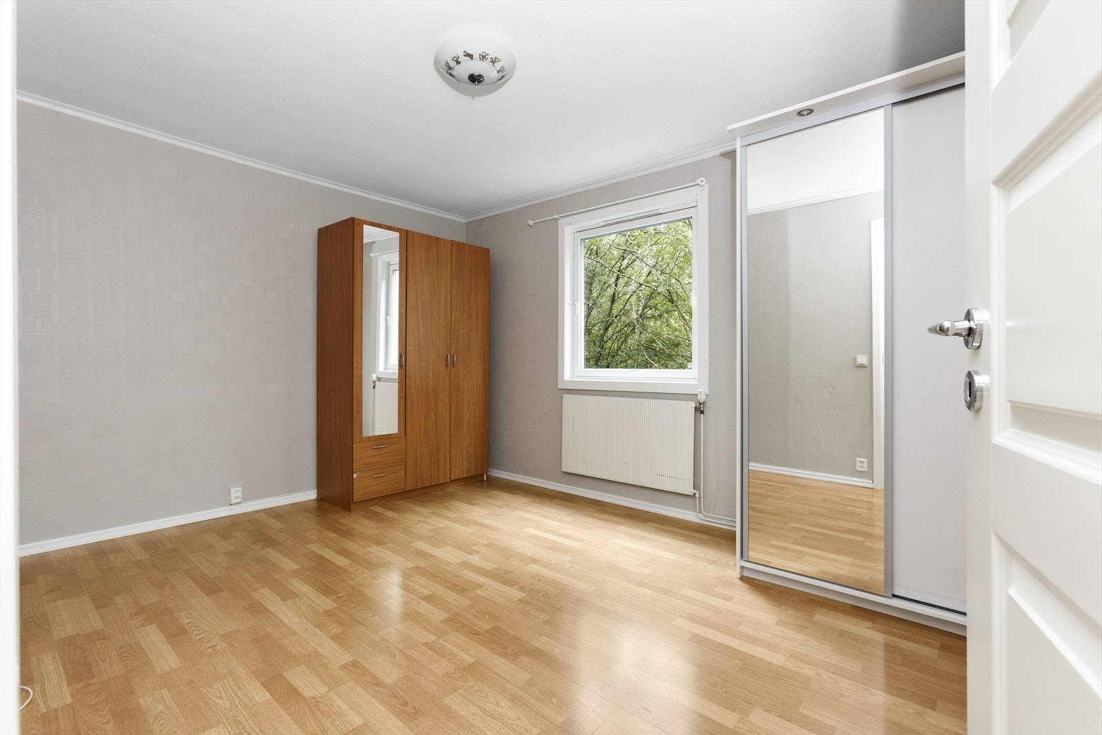 Vinduet gir rommet god tilgang til naturlig dagslys. Varmtvann og fyring er førøvrig inkludert i felleskostnadene. Galleribilde