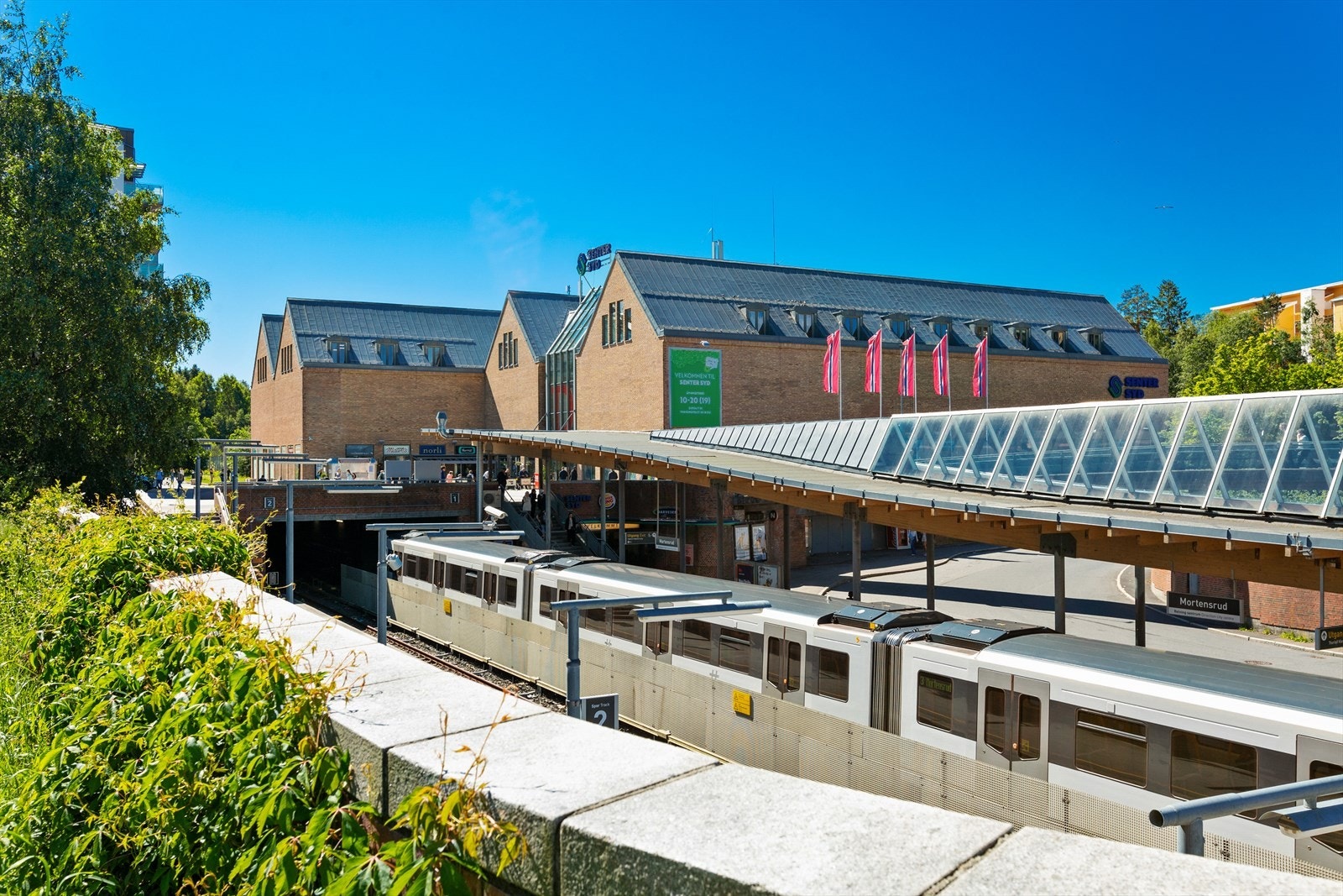 En kort biltur unna finner du Mortensrud stasjon med t-baneforbindelser mot sentrum. Galleribilde