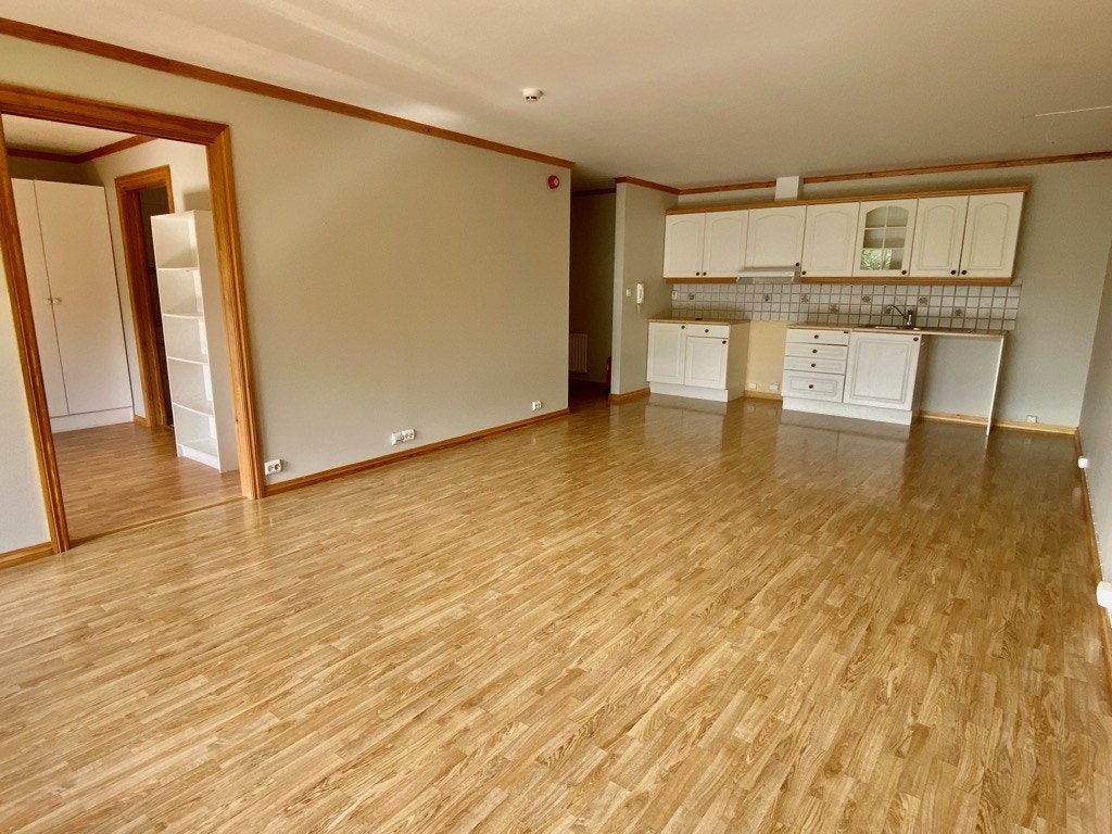 Stue med åpen kjøkken løsning. Galleribilde