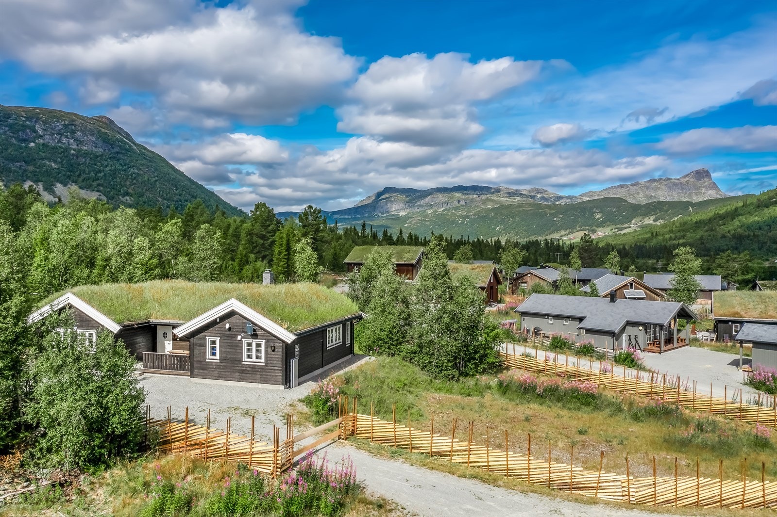 En ny skigard rammer pent inn den flotte eiendommen! Galleribilde