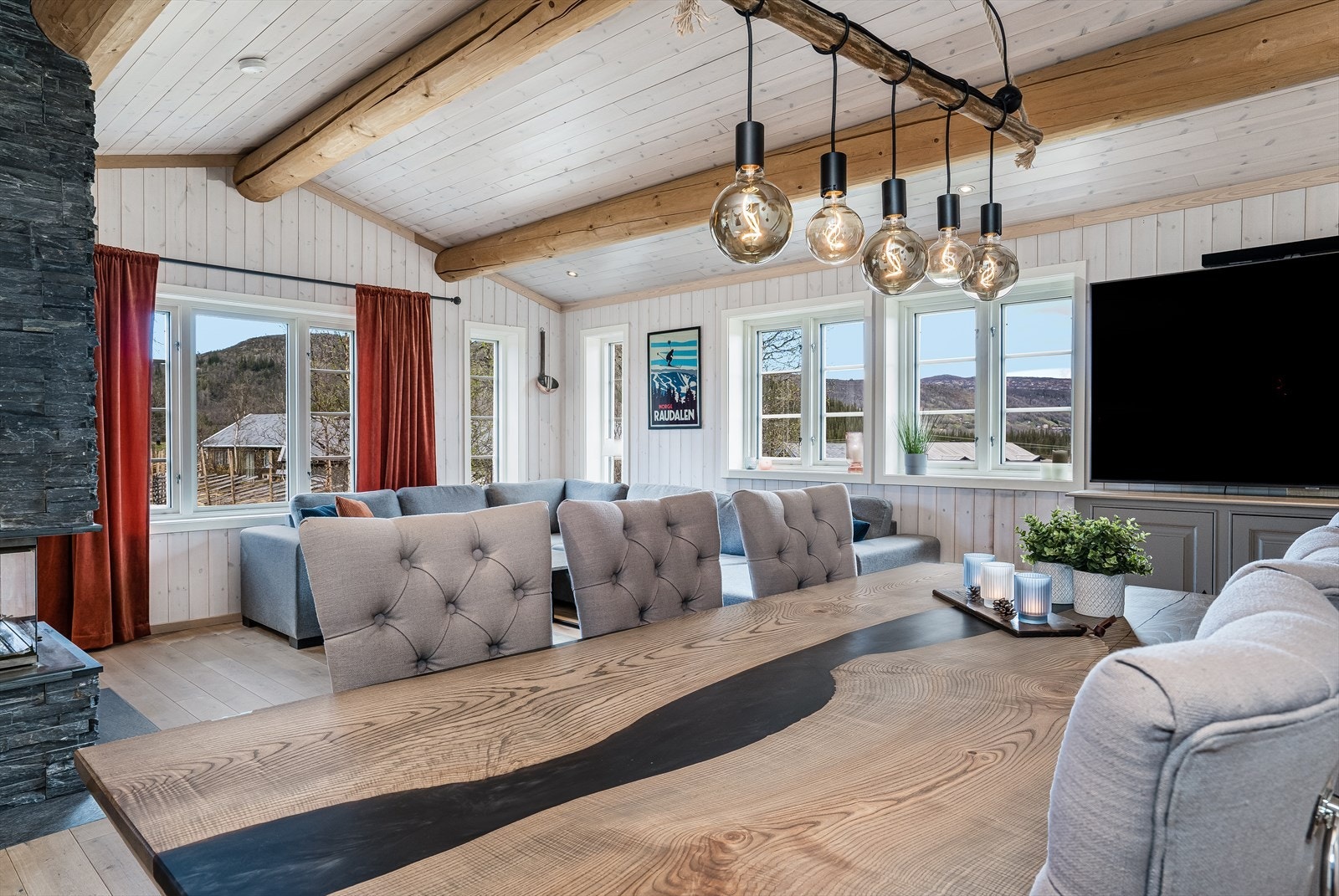 Spisebordet er et ekte Timbla fjordbord fra Sogn. Håndlaget og kun ett av sitt
slag! Materialet er fra skogsområder i
Sogn og den svarte epoxy'en i midten
av bordet symboliserer Sognefjorden.
Et unikt møbel som gir rommet et helt spesielt særpreg! Galleribilde