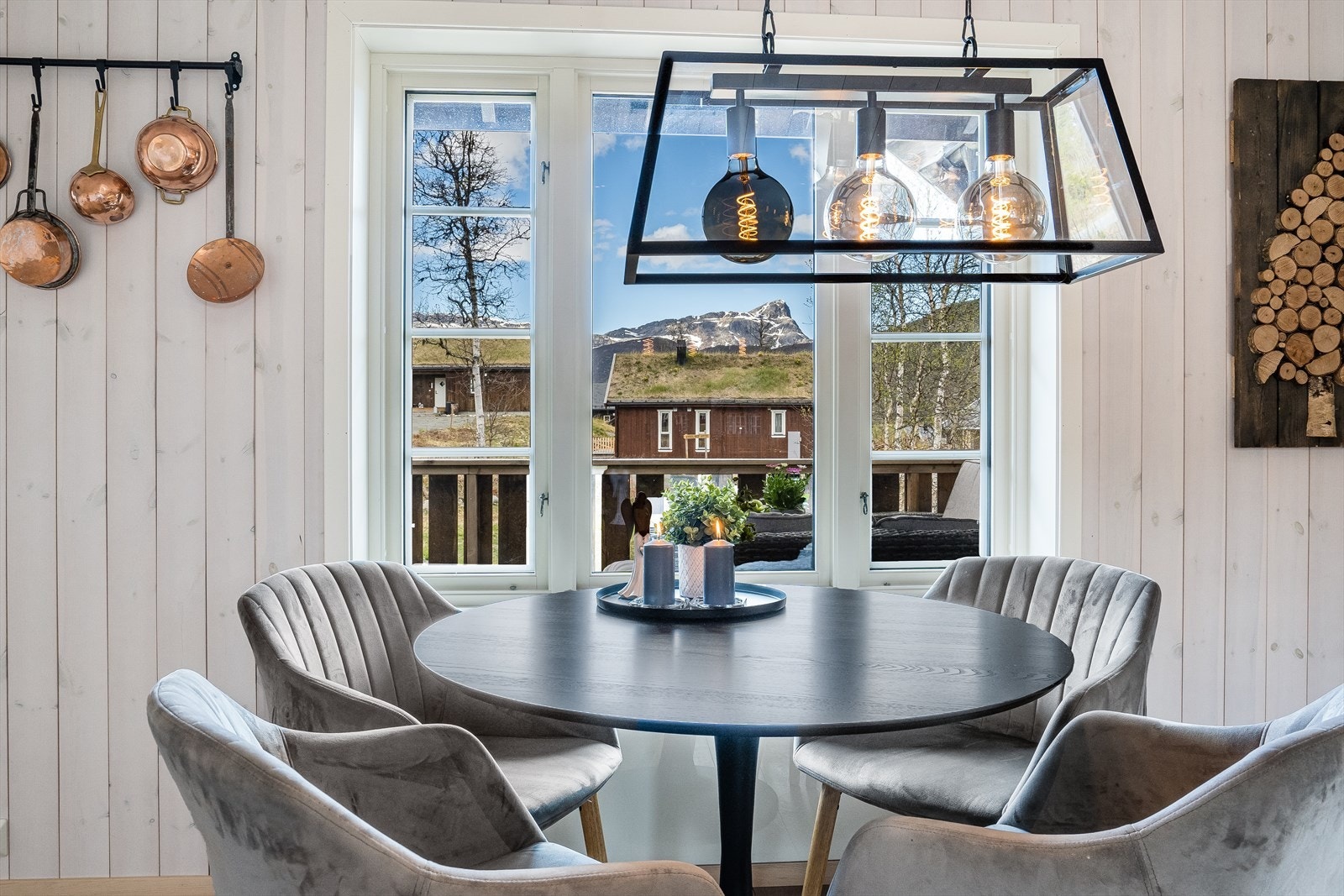 Her er også rom for en spisegruppe i tilknytning kjøkkenet. Galleribilde