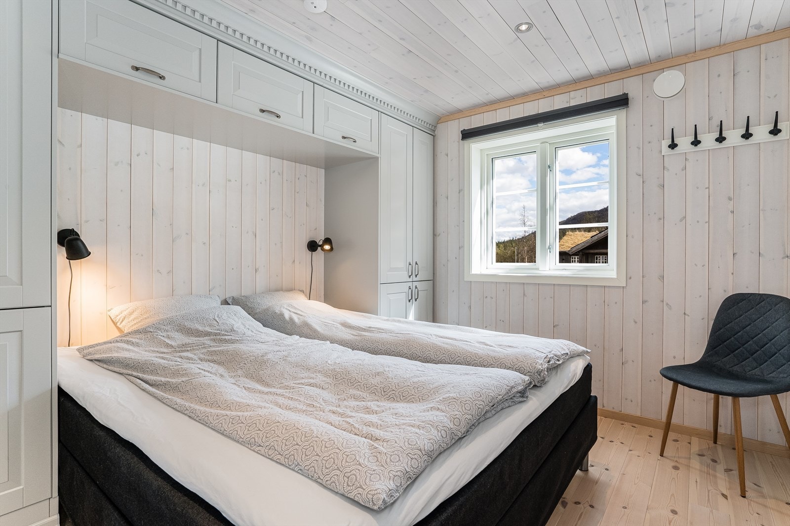 Hovedsoverom med plassbygde garderobeskap fra Sigdal Galleribilde