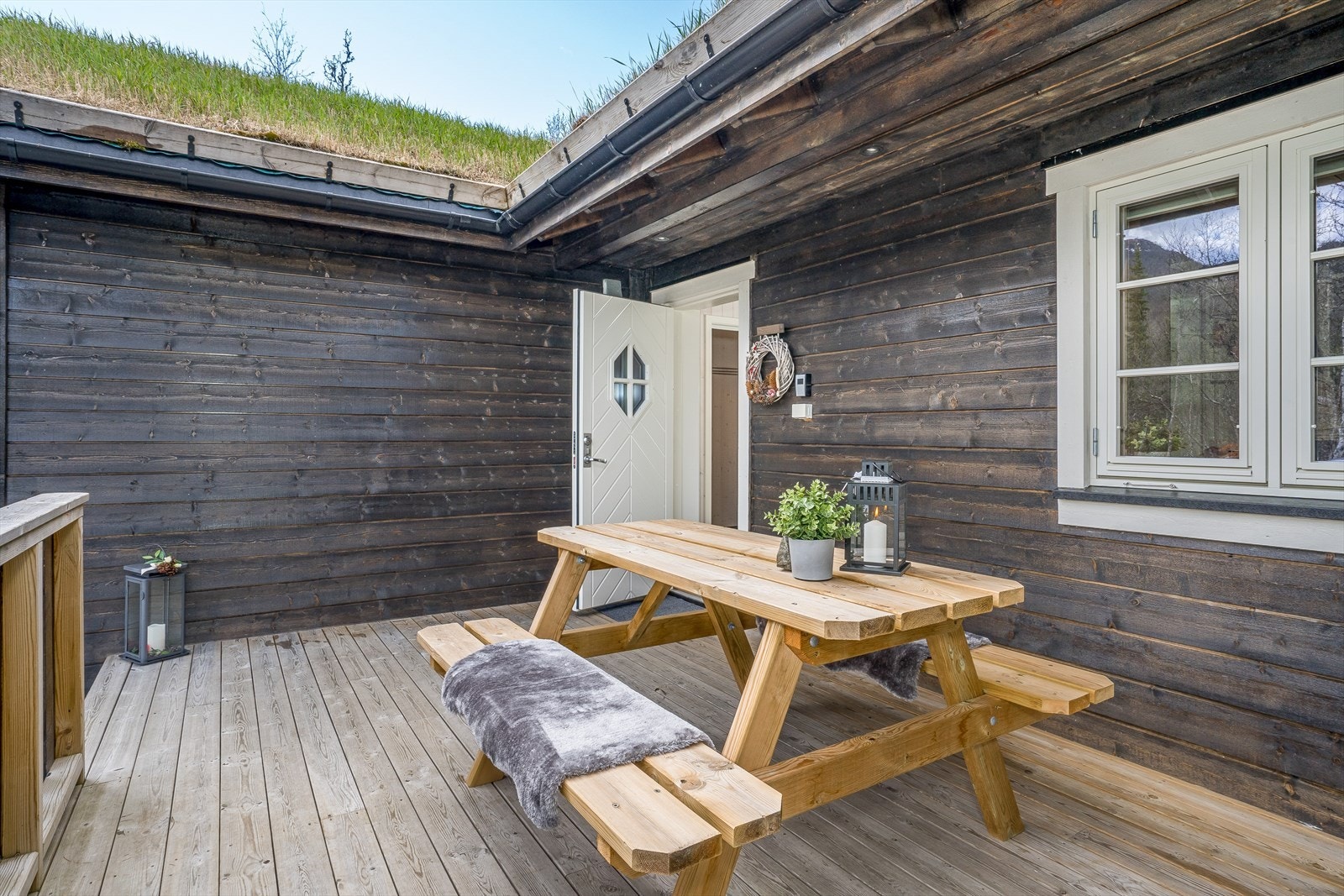 God plass for utemøbler i forbindelse med inngangspartiet. Galleribilde