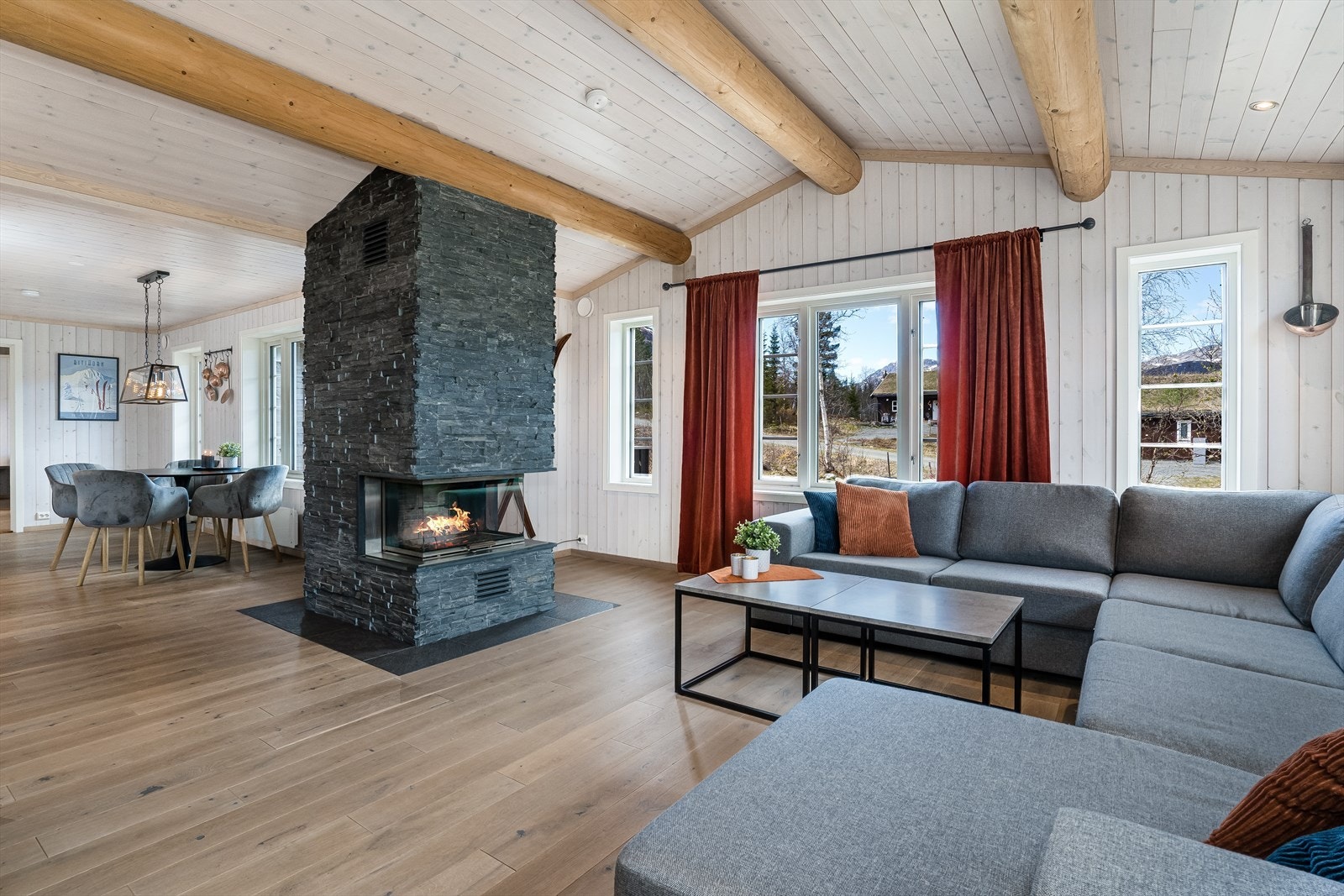 En flott peis forblendet med skifer, troner som et møbel i rommet. Galleribilde