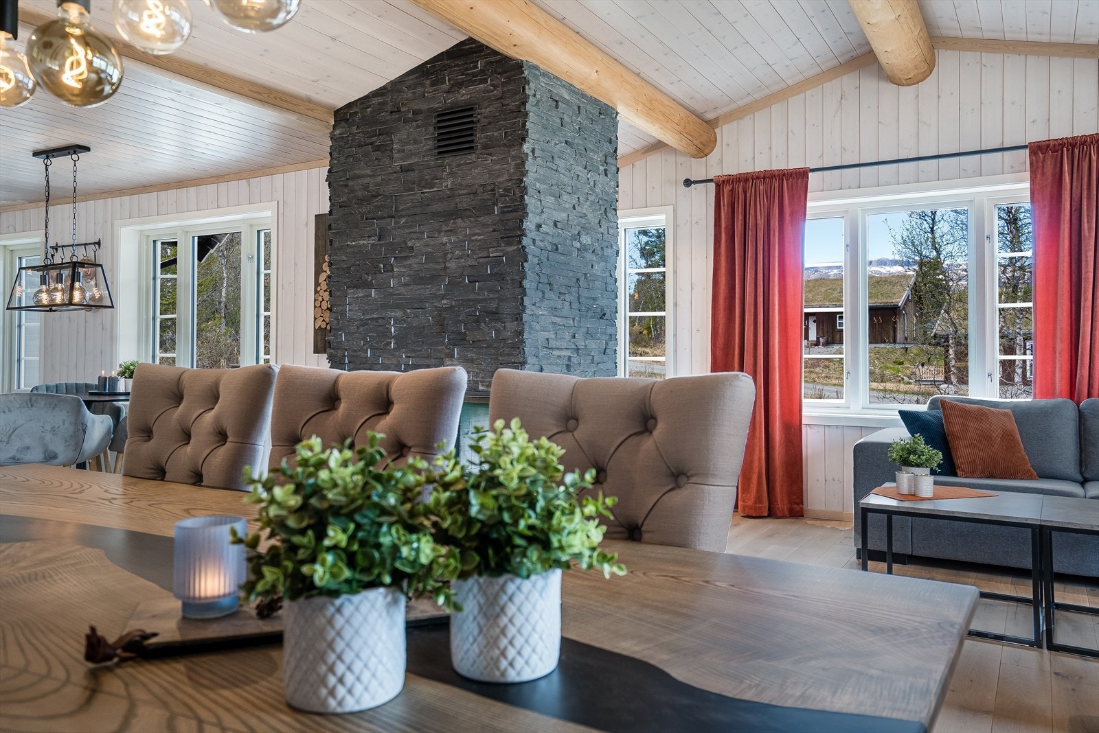Store vindusflater slipper inn godt med lys. Galleribilde