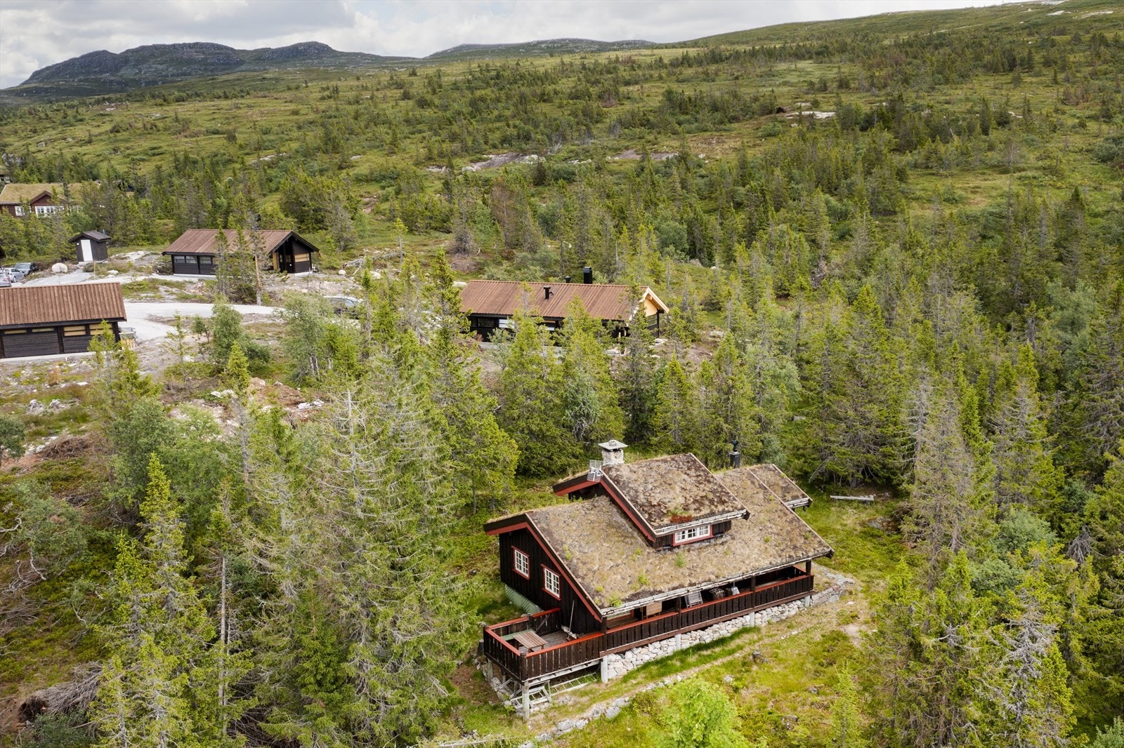 Hytta ligger fantastisk i ca. 950 m.o.h. med snaufjellterreng rett utenfor døra Galleribilde