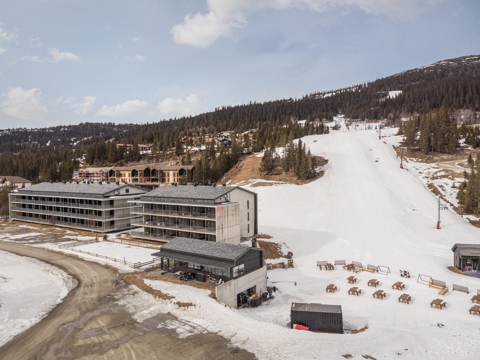 Ski inn/ut alpint og langrenn, tur- & sykkelterreng utenfor døren og Lettvint Cafe & Bar i umiddelbar nærhet. Galleribilde