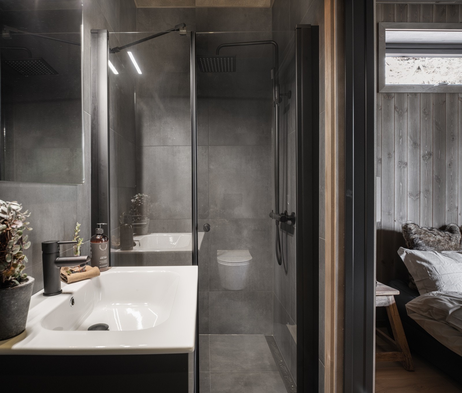 Bad med inngang fra master bedroom. Baderomsinnredning er levert av Bademiljø. Galleribilde