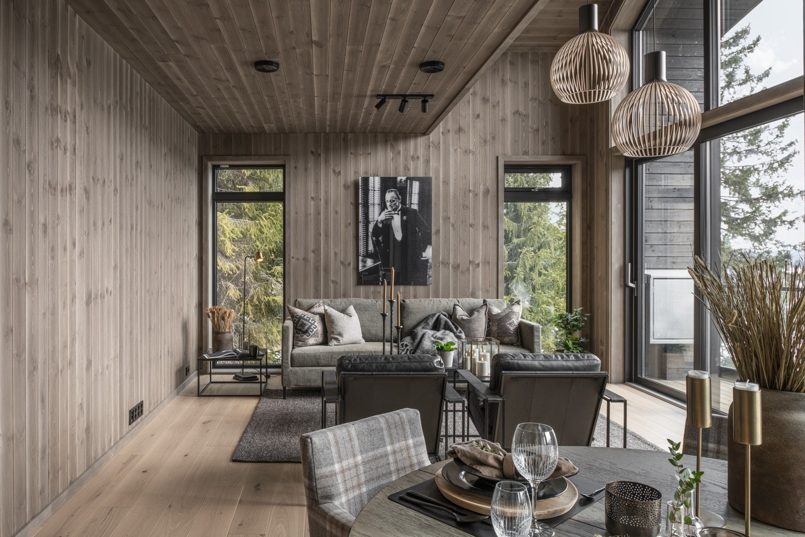 Eksklusive taklamper (to Secto Octo 4240) medfølger salget. Galleribilde