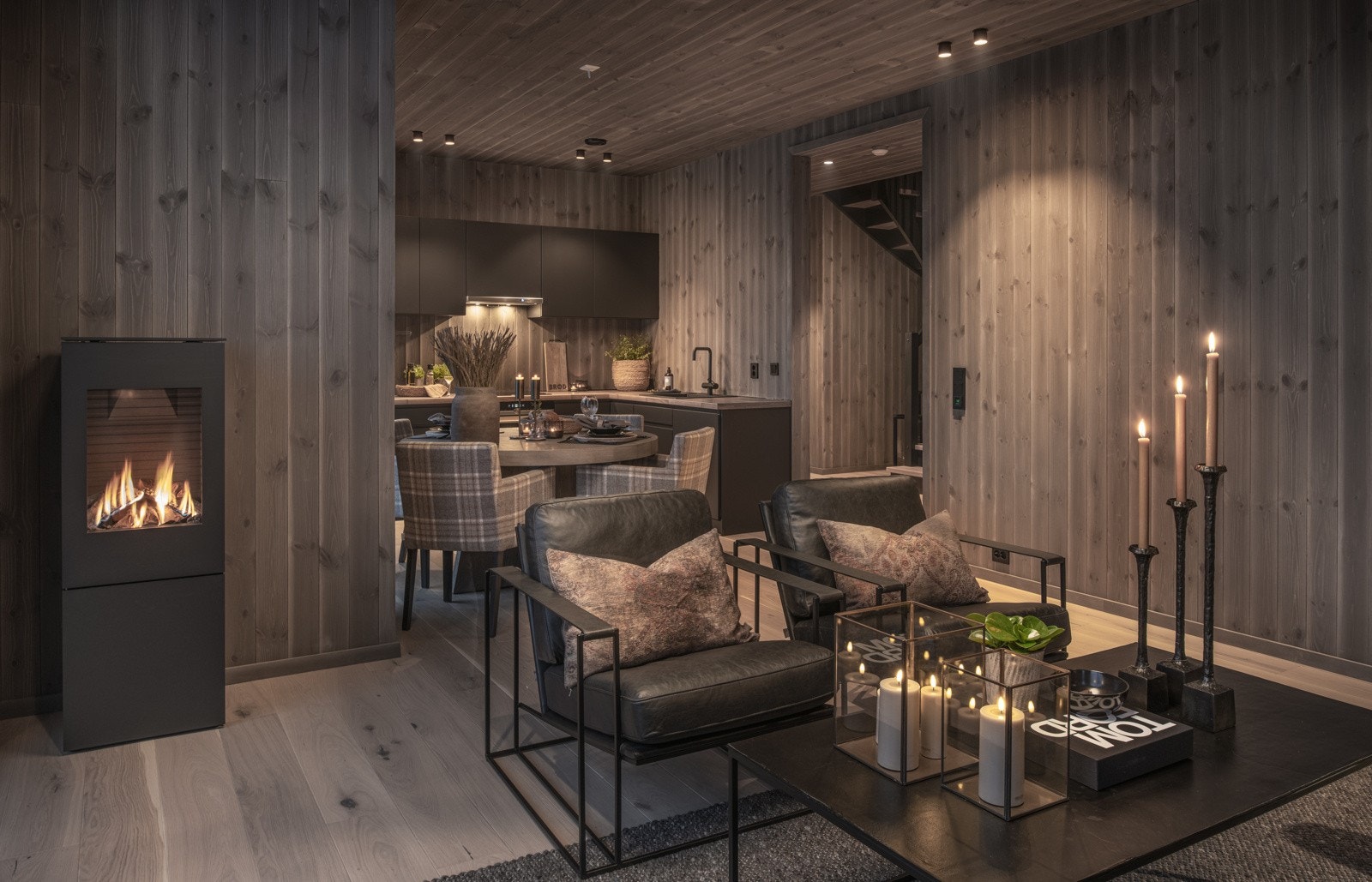 I stuen finner man en flott gasspeis fra Rais, som gir god varme til hele leiligheten. Galleribilde