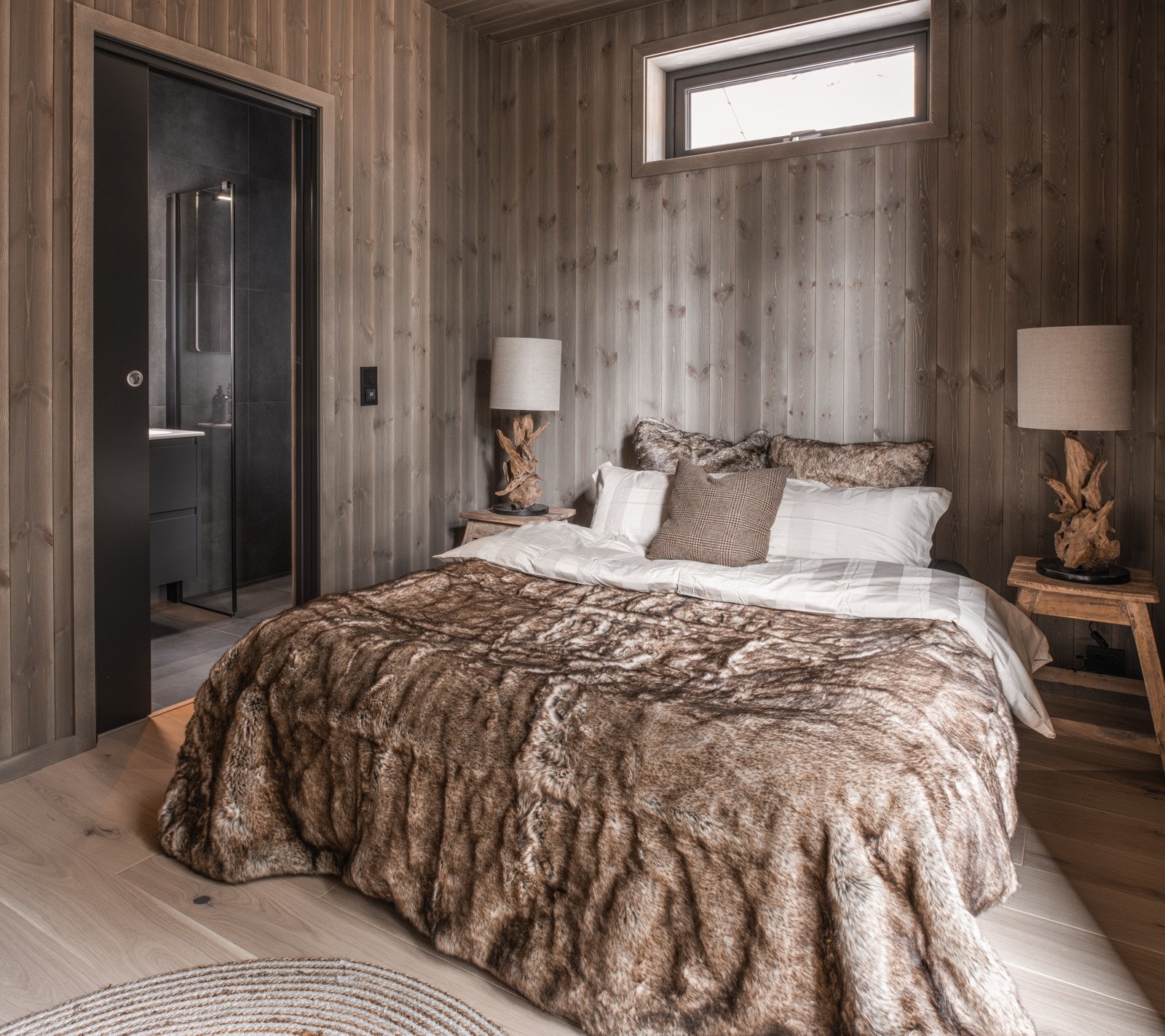 Master bedroom har tilgang til eget bad. Galleribilde