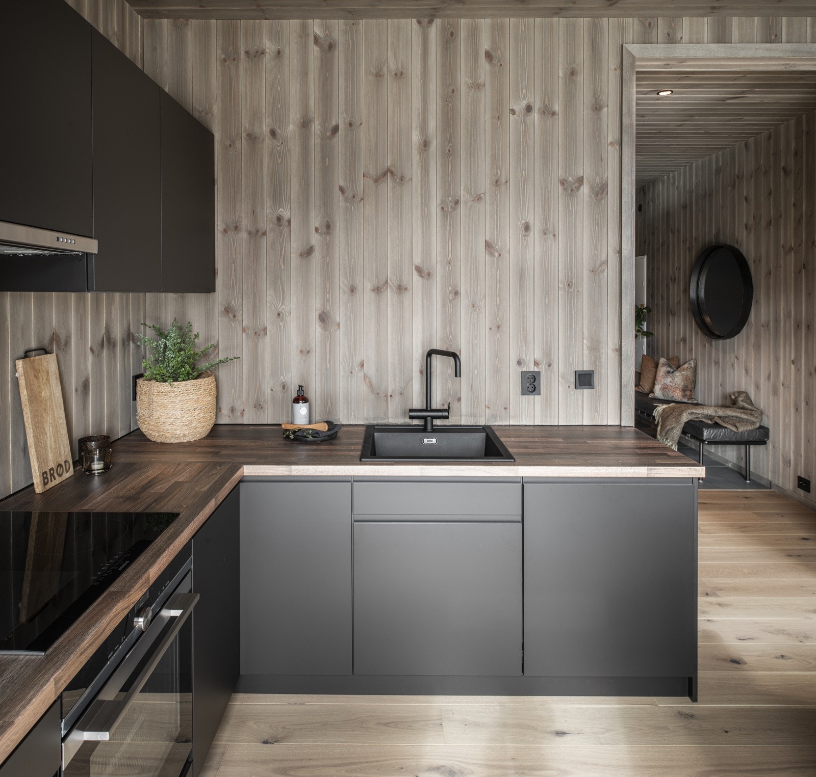 Det er selvrensende plasmafilter i kjøkkenventilator. Det er 100 % vedlikeholdsfritt. Galleribilde