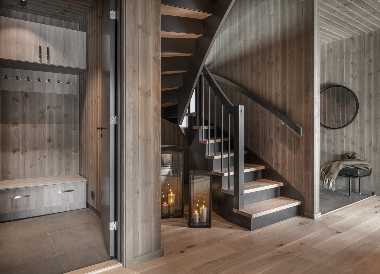 Trapp opp til loftet. Praktisk vaskerom og mulighter for oppbevaring på venstre side. Galleribilde