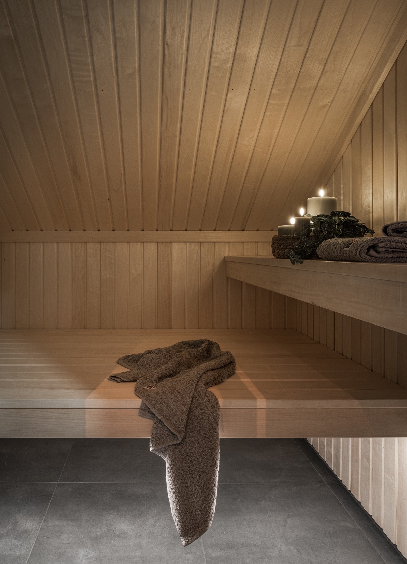 Badestue med flislagt gulv og panel på veggflater og innvendig tak. Oppgradert med led belysning og hjørneovn - IKI Corner med Finlandia styring. Galleribilde