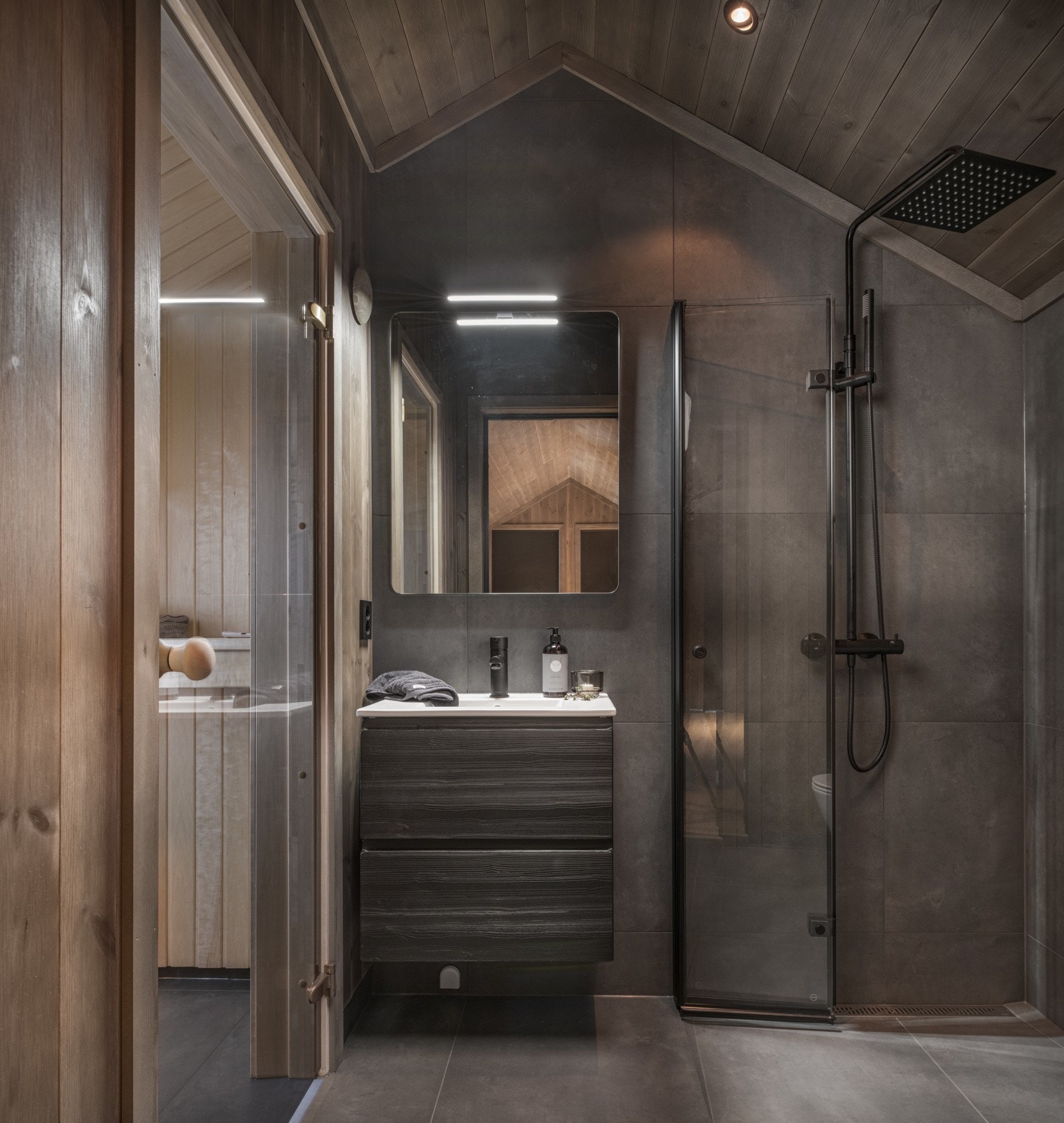 Leiligheten har 3 gode bad. To i andre etasje og ett på loftet med badstue. Baderomsinnredning er levert av Bademiljø. Galleribilde