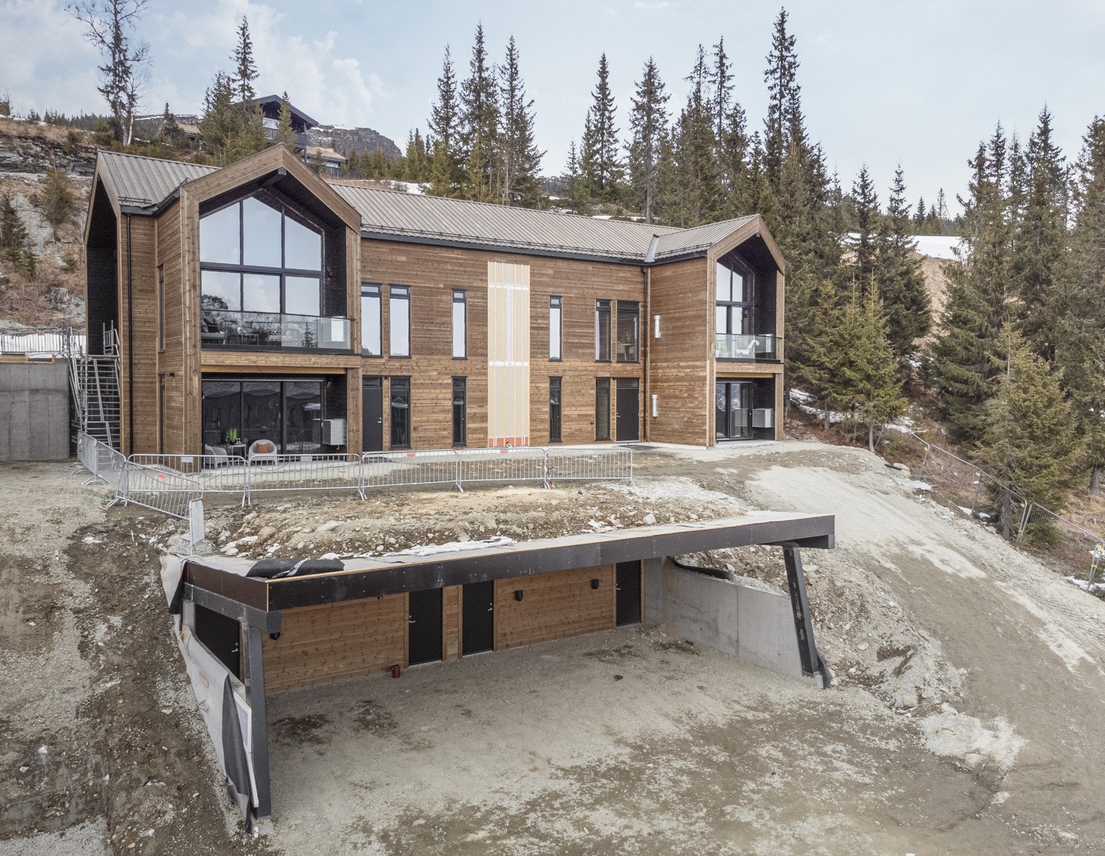 Fasade. Leiligheten har vedtekstsfestet bruksrett til en parkeringsplass (til venstre på bildet) med Easee elbillader i carport. Galleribilde