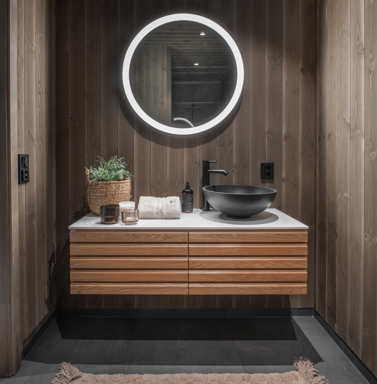 Hovedbad i andre etasje. Hovedbad i andre etasje. Eksklusivt servantskap i eik fra Linn Bad, levert av Bademiljø. Galleribilde