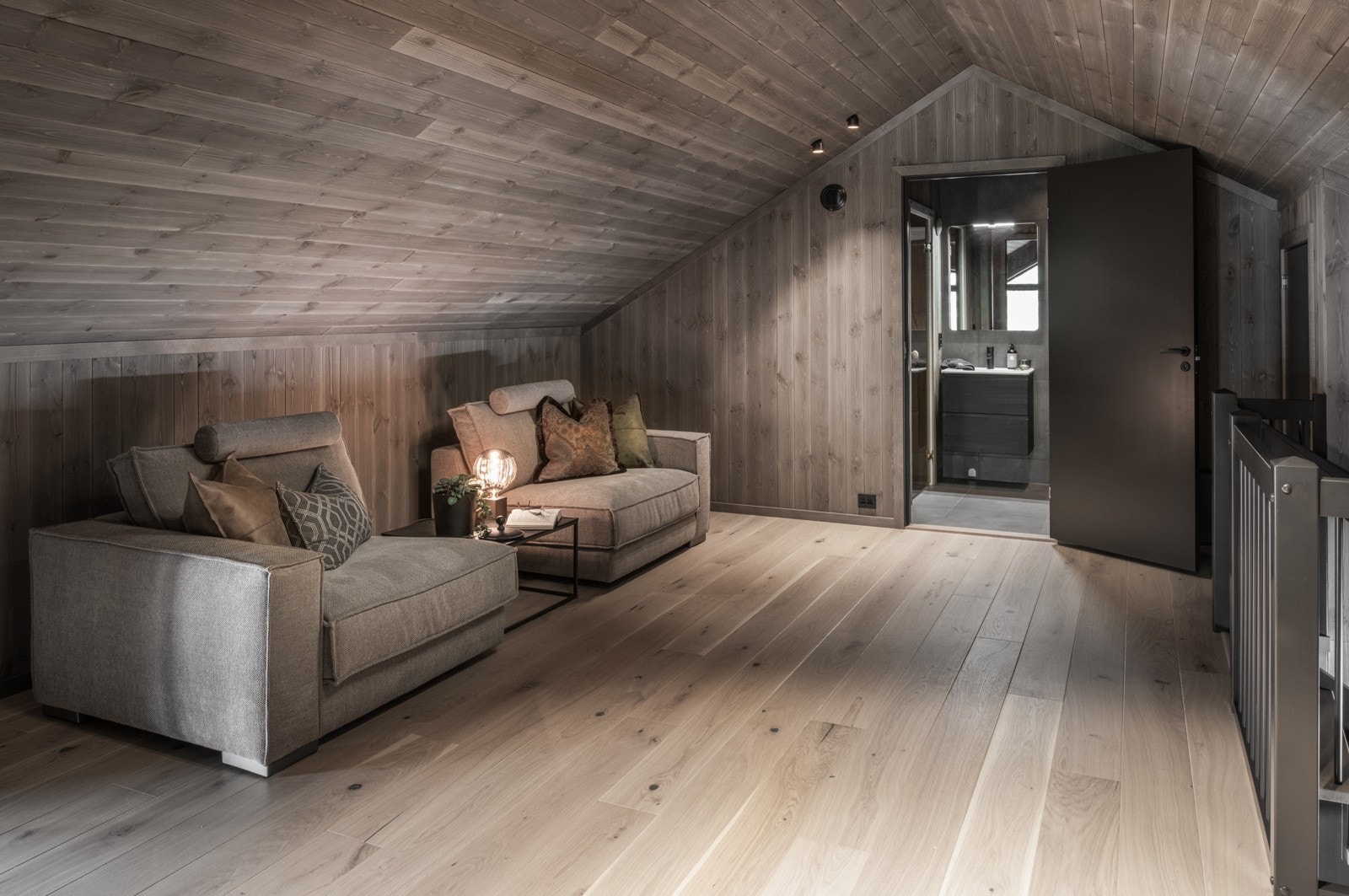 Loftstue som er perfekt som ekstra TV-stue eller spillrom for barna. Gulvareal på loft ca 57 kvm. Galleribilde