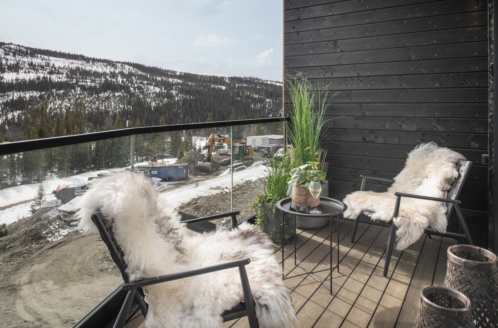 Utgang til sydvendt balkong fra stuen. Fantastisk utsikt mot fjellene. Galleribilde