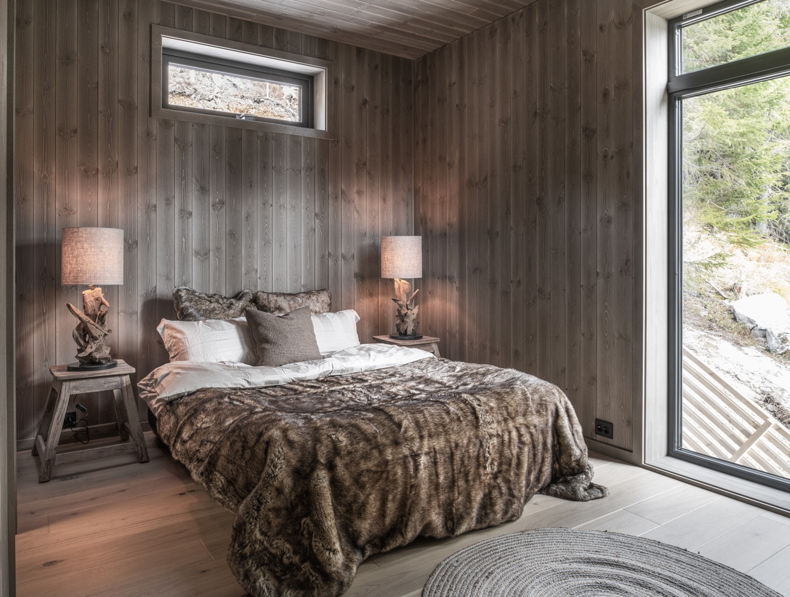 Soverom 1. Master bedroom har god plass til dobbeltseng og garderobeløsninger. Galleribilde