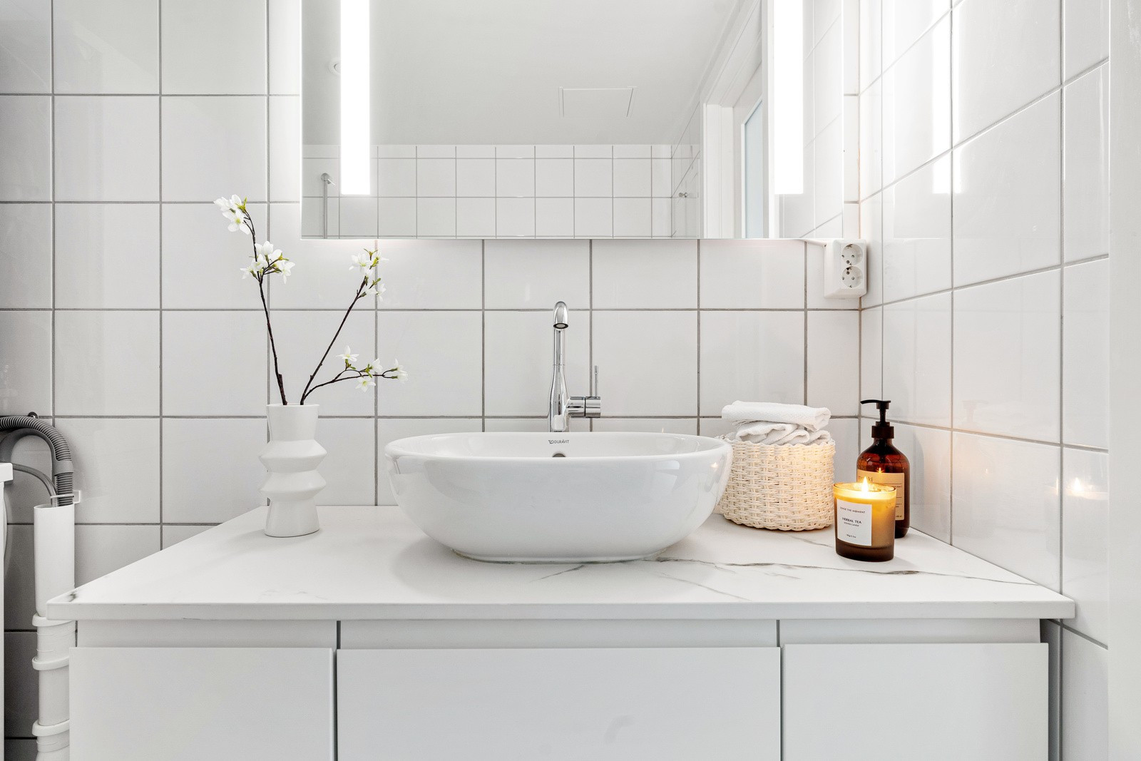 Baderomsinnredning er også i modellen Focus fra HTH - designet for å passe inntil veggen og har lett uttrekkbare skuffer