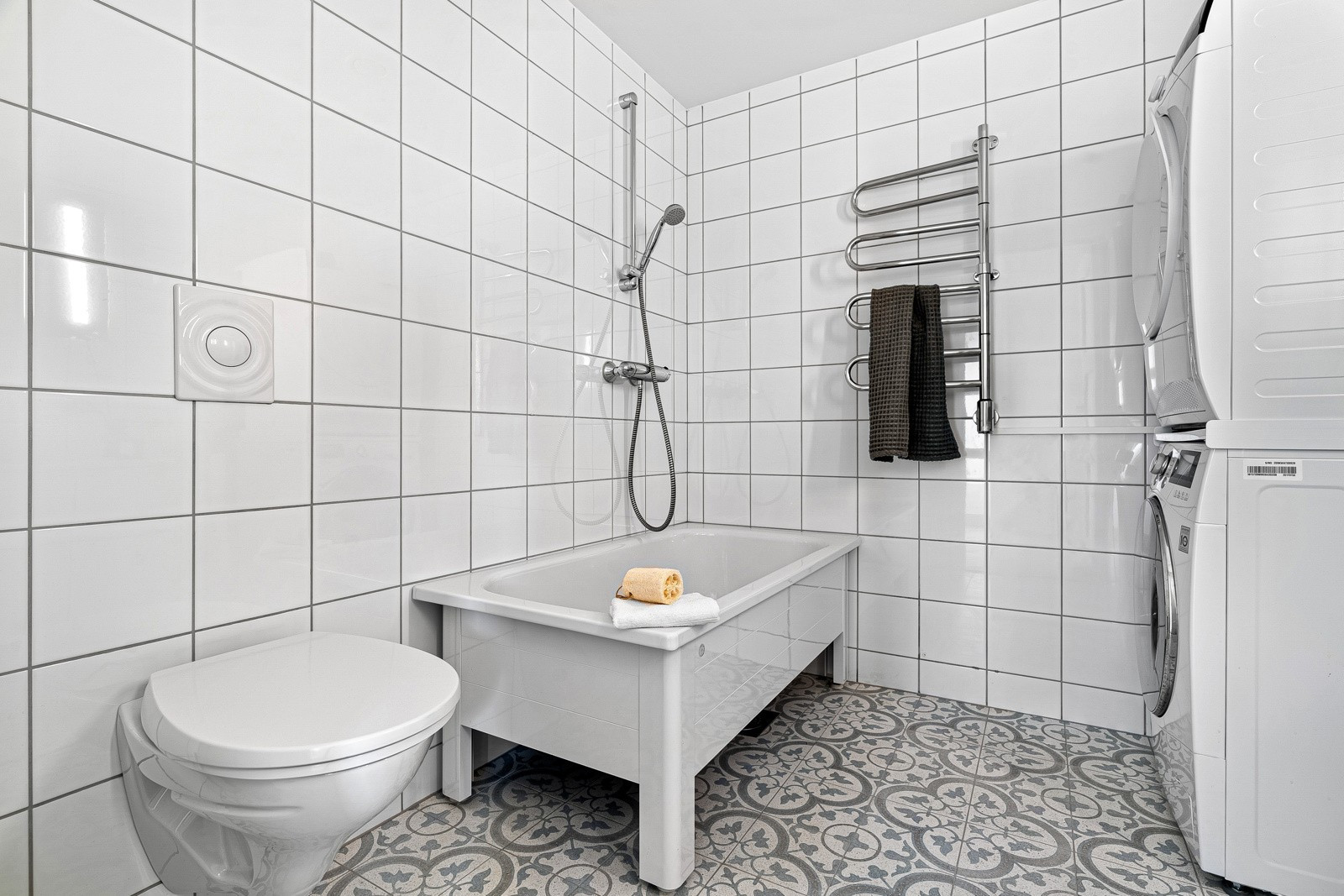 Gulvet er flislagt med Historiske fliser i design Italy.