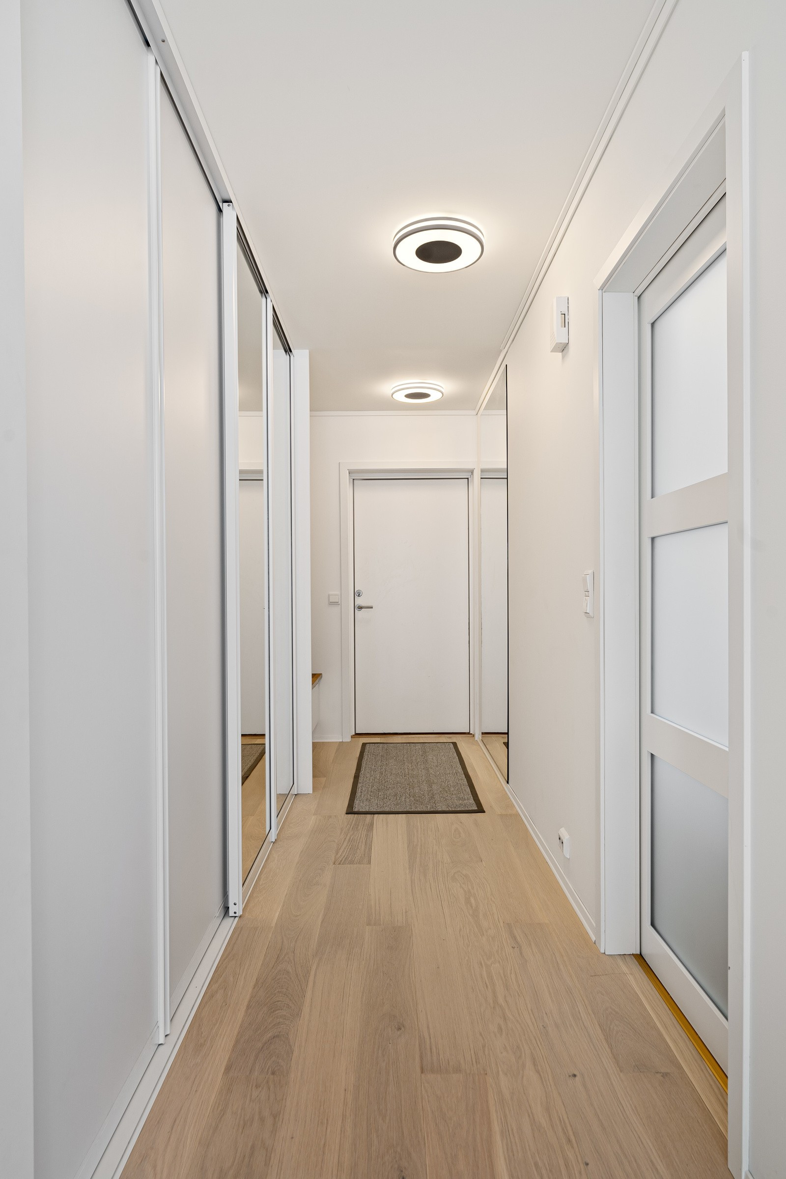 Gang med stor skyvedørsgarderobe