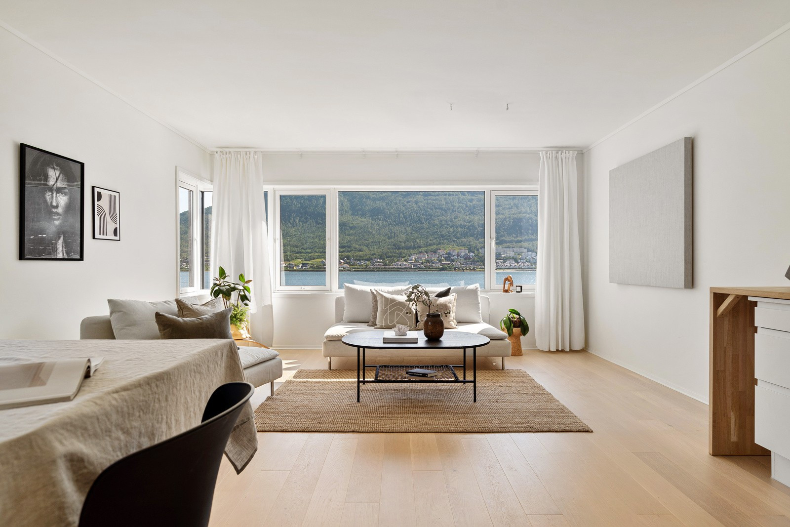 I stuen er det lagt 1-stavs parkett i fargen Saga Eik Elegant Pearl med varmekabler