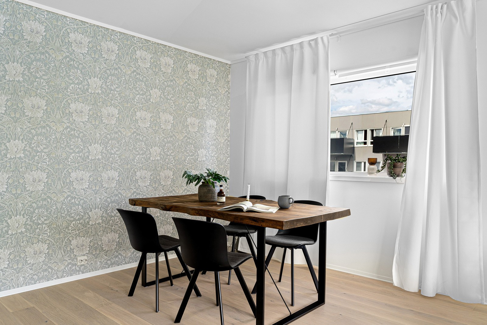 Spiseplassen faller naturlig inn i rommet