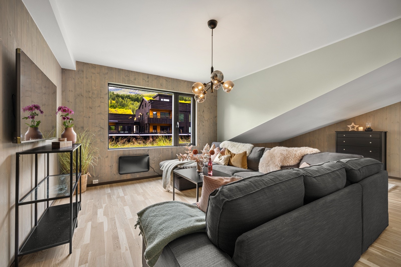 Loftstuen har god boltreplass, og er lys og trivelig Galleribilde