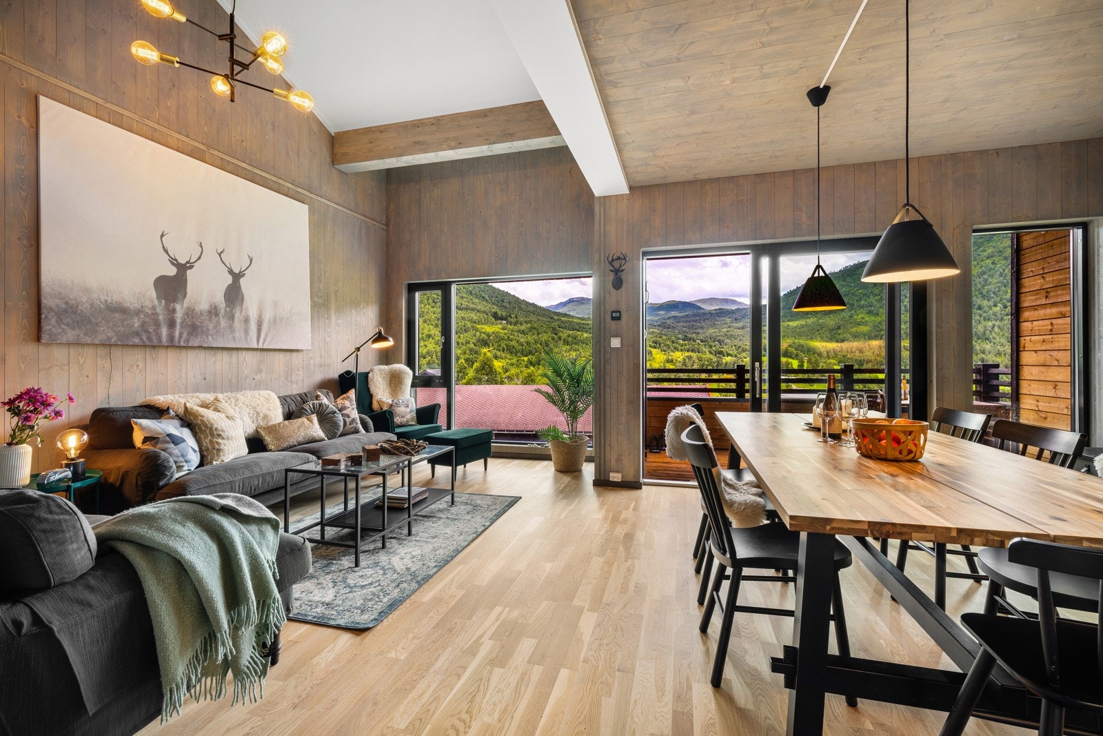 Romslig stue med god takhøyde og godt lysinnslipp Galleribilde