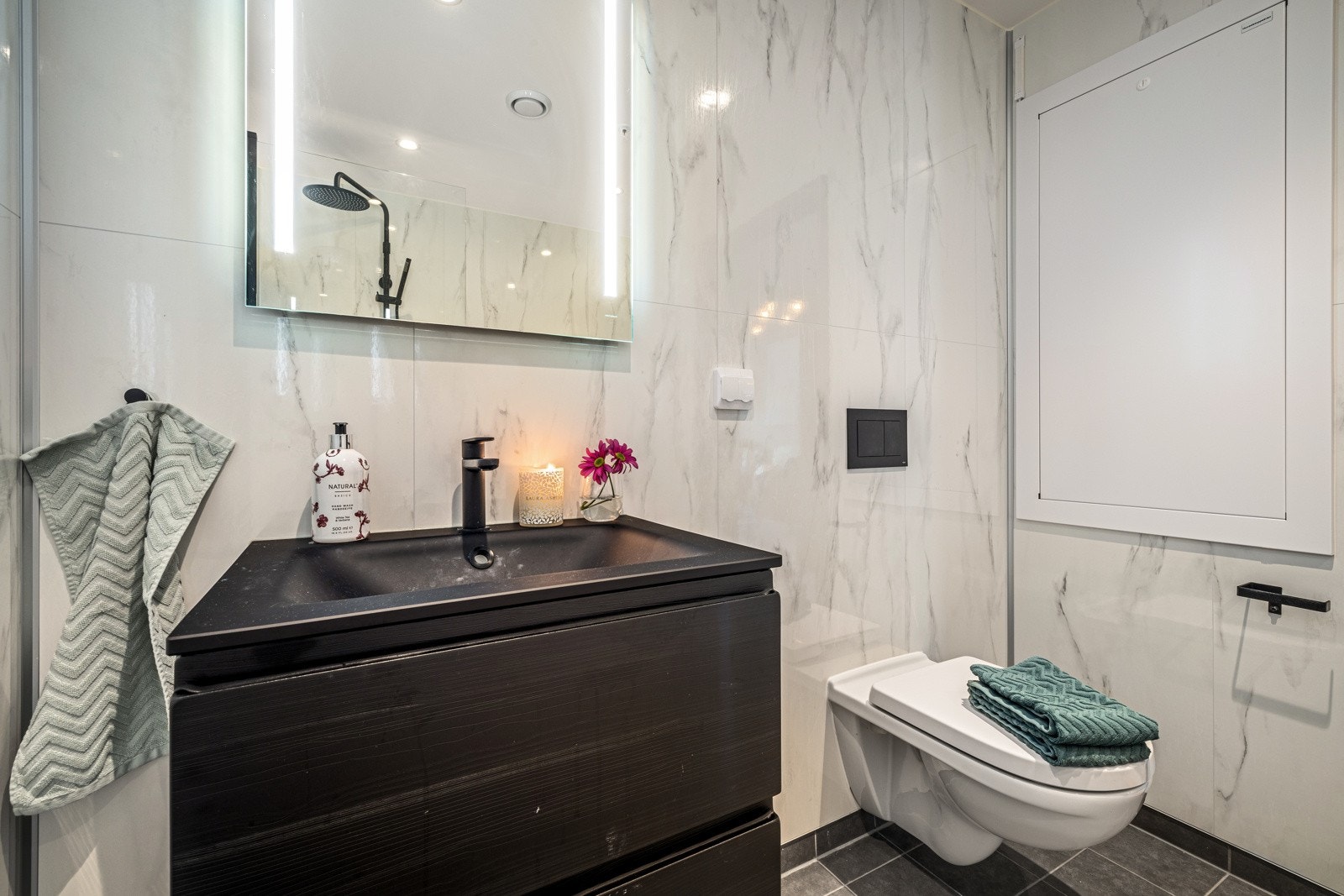 Det ene badet er innredet med badekar, vegghengt toalett og servant Galleribilde