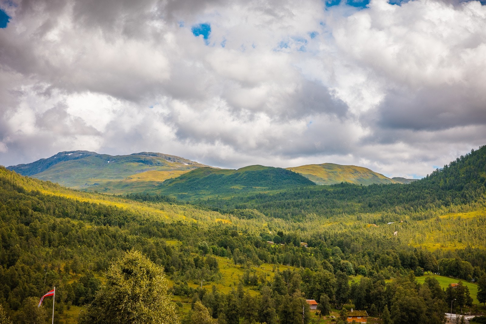 Fra balkongen er det flott utsikt over dalen Galleribilde