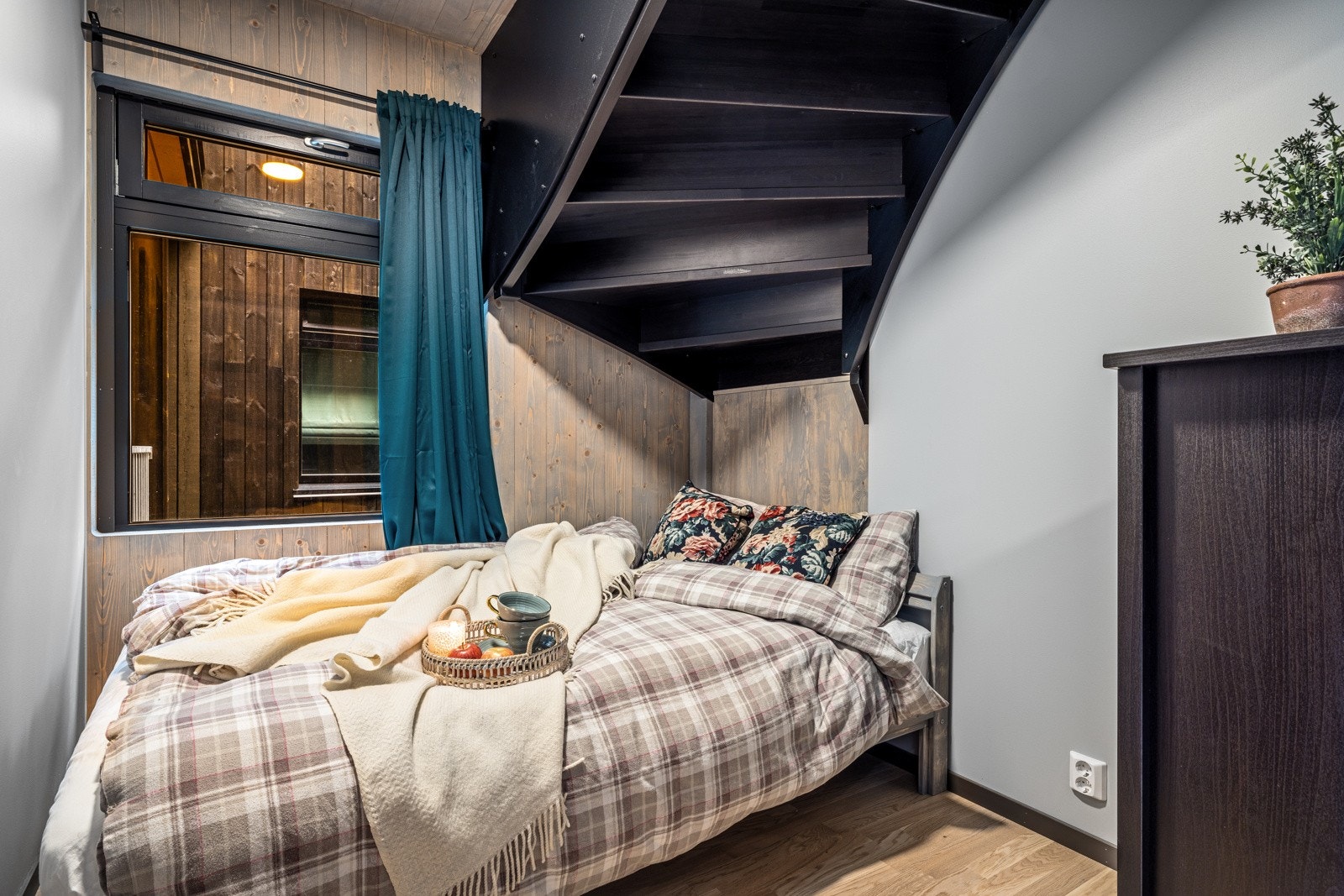 Leiligheten har to soverom som begge ligger i hovedetasje Galleribilde