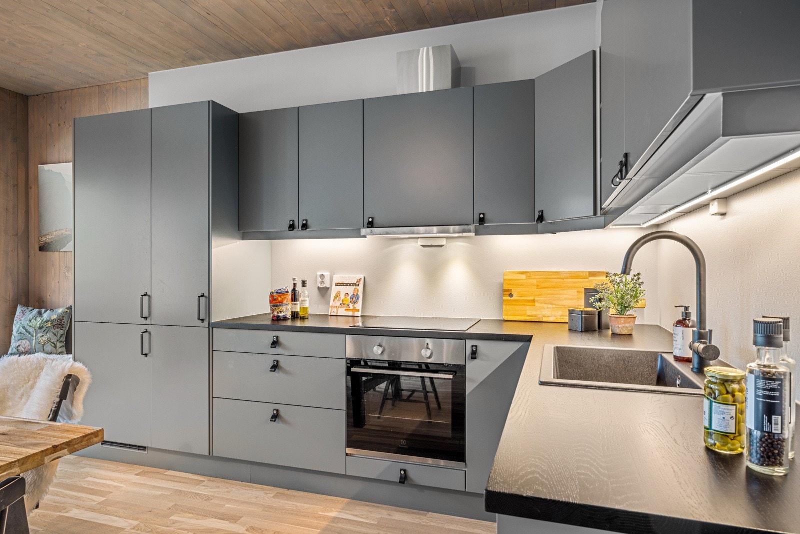 Kjøkkenet har innredning fra Sigdal med slette fronter og heltre benkeplate Galleribilde