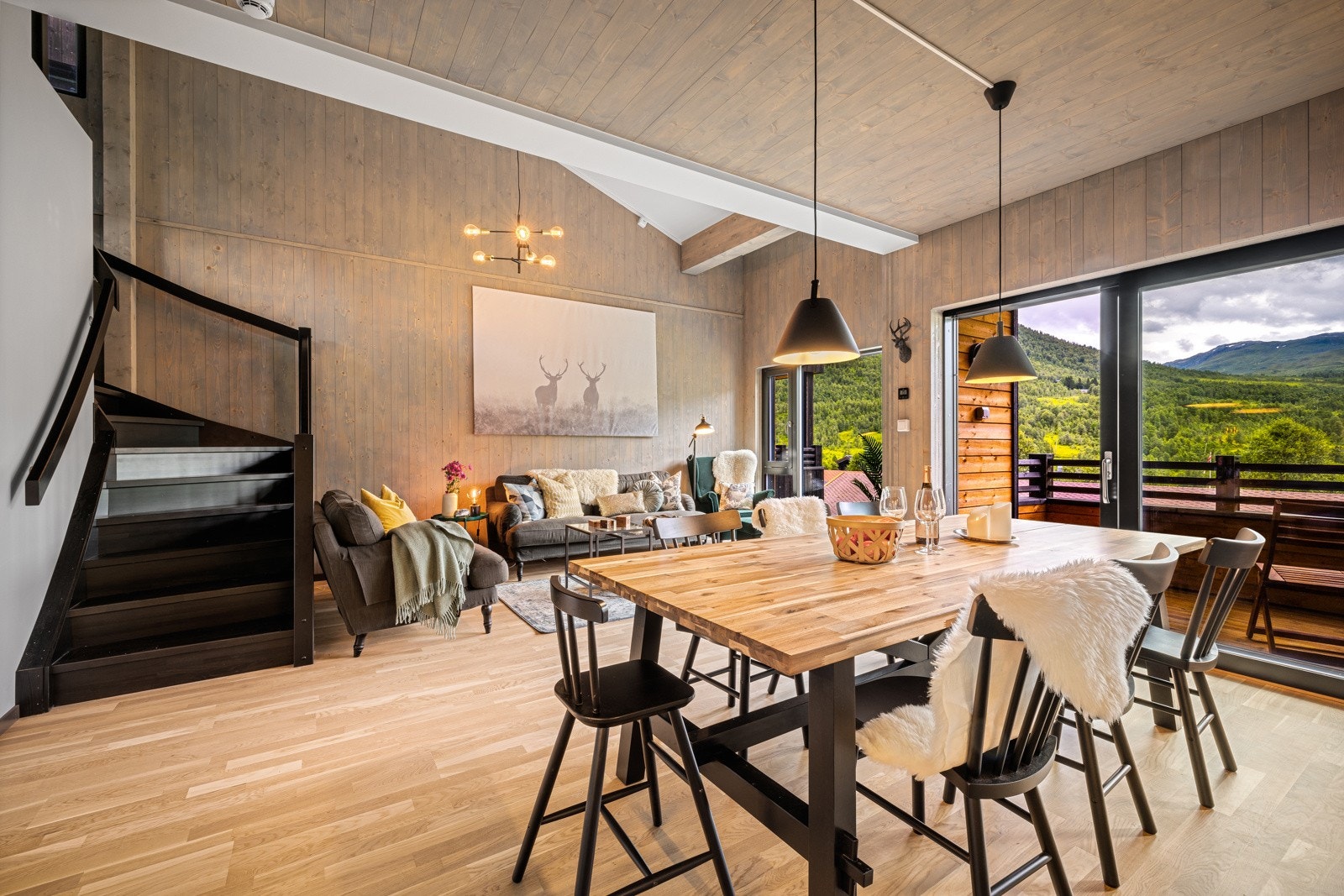 Fra stue er det trapp opp til loft/hems Galleribilde