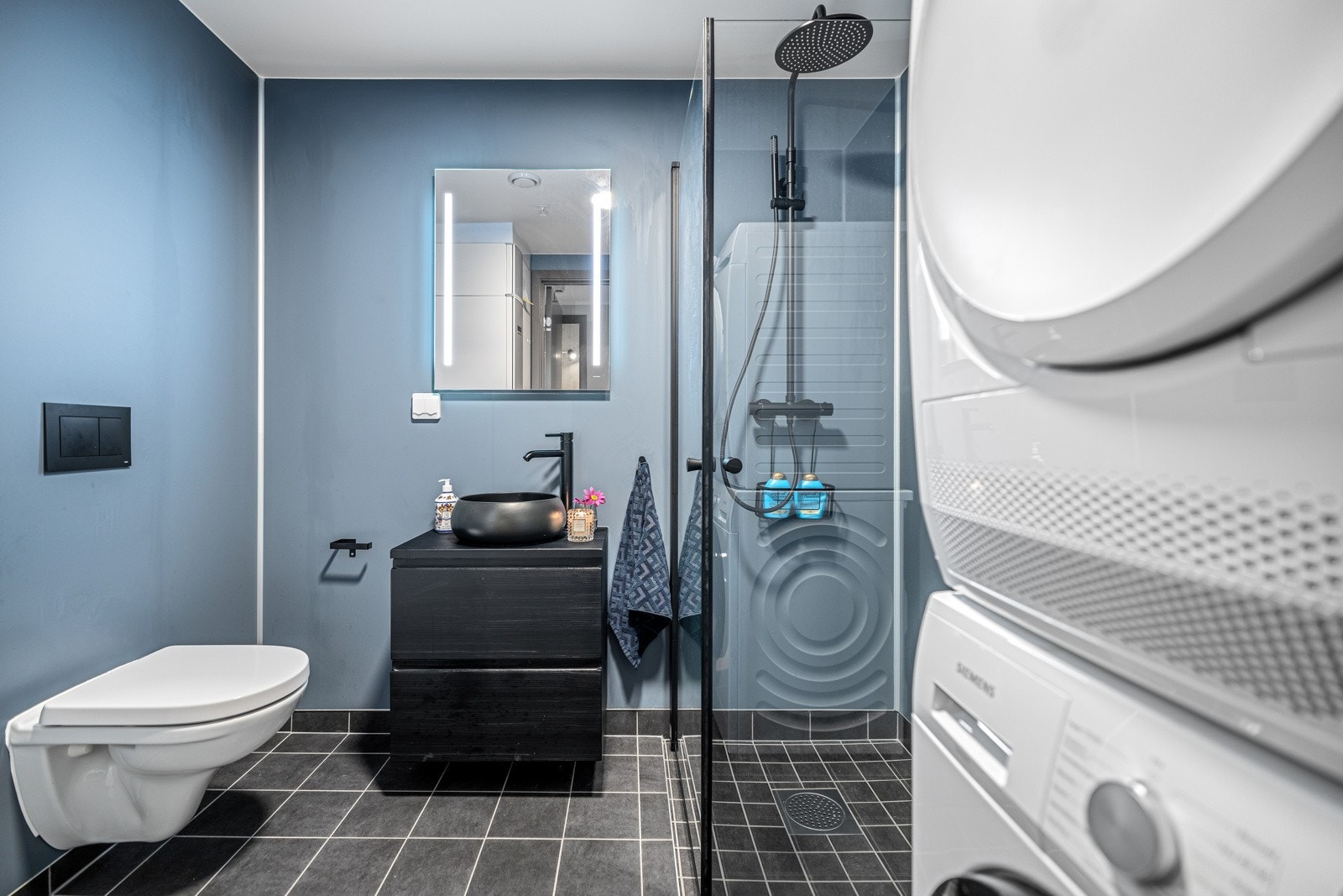 Bad nr. 2 er et kombinert bad/vaskerom. Begge bad har varmekabler i gulv Galleribilde