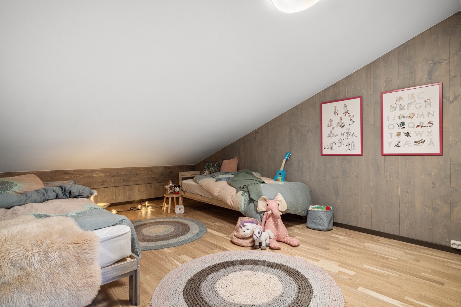 Romslig bodareal på loft Galleribilde