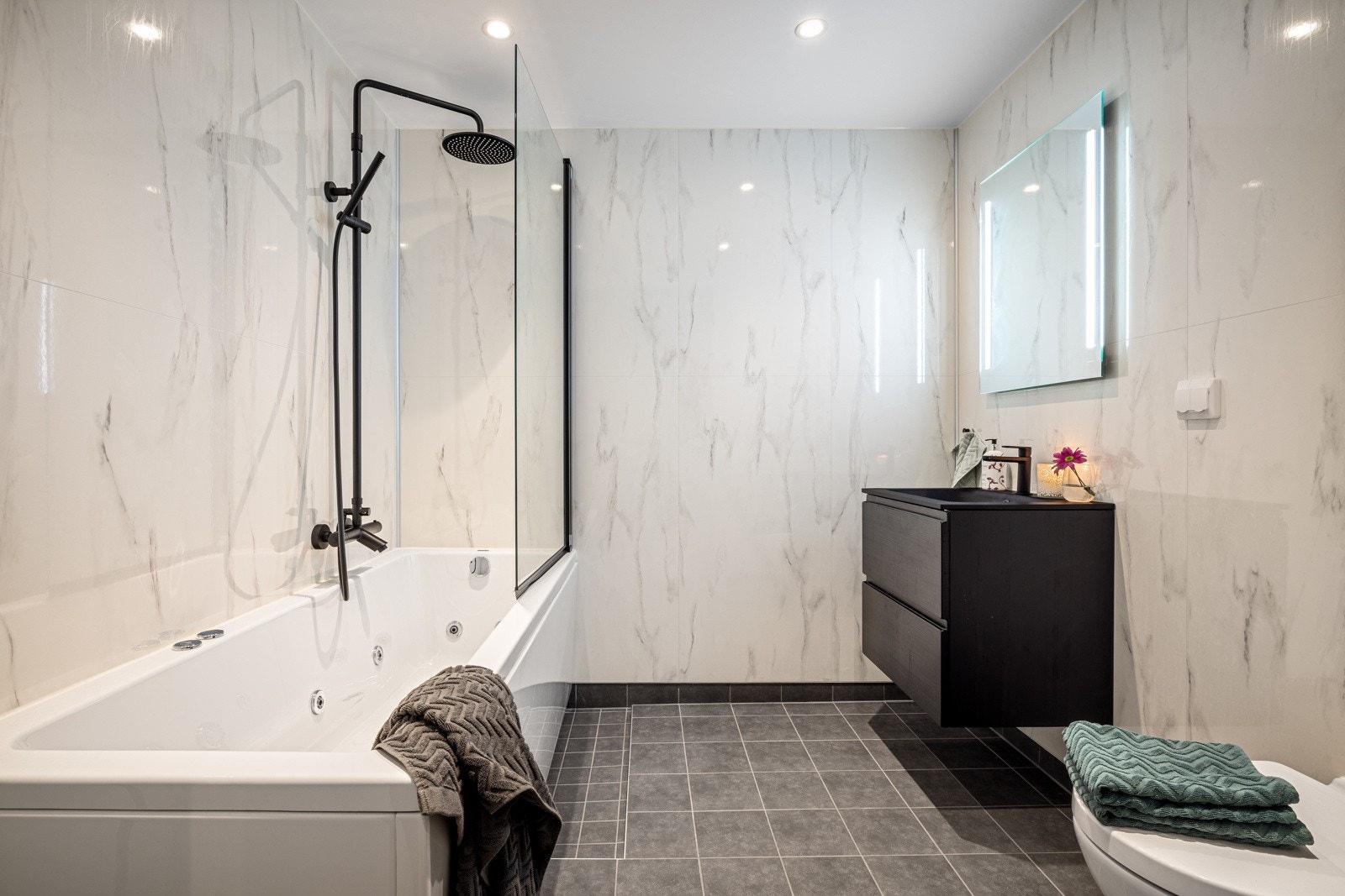 Det er to bad i leiligheten. Begge har fliser på gulv og våtromsplater på vegg Galleribilde