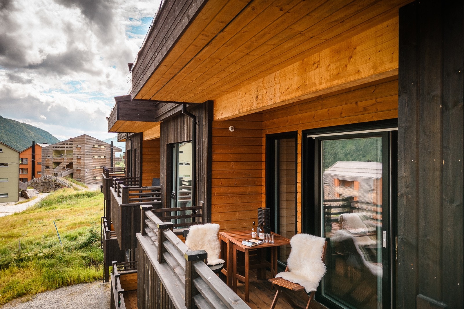 Det er plass til sittegruppe på balkongen Galleribilde