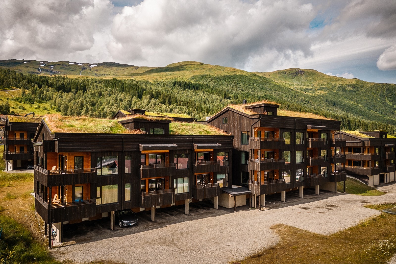 Flott beliggende i Helgatunfeltet i Myrkdalen fjellandsby Galleribilde