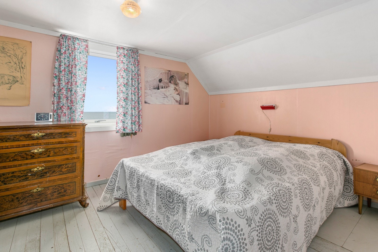 Boligen har totalt 2 romslige soverom som begge har plass til seng, garderobe m.m. Galleribilde